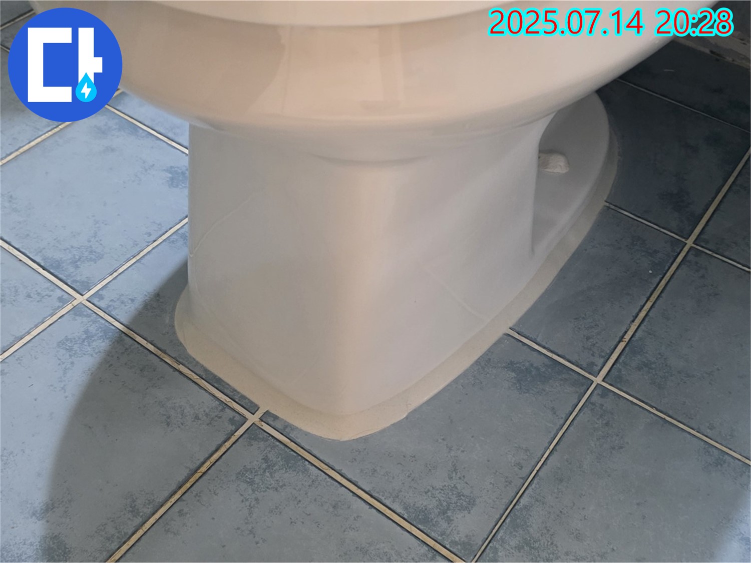 오남읍 두산아파트 - 변기 하부 실리콘 마감으로 누수 완벽 차단