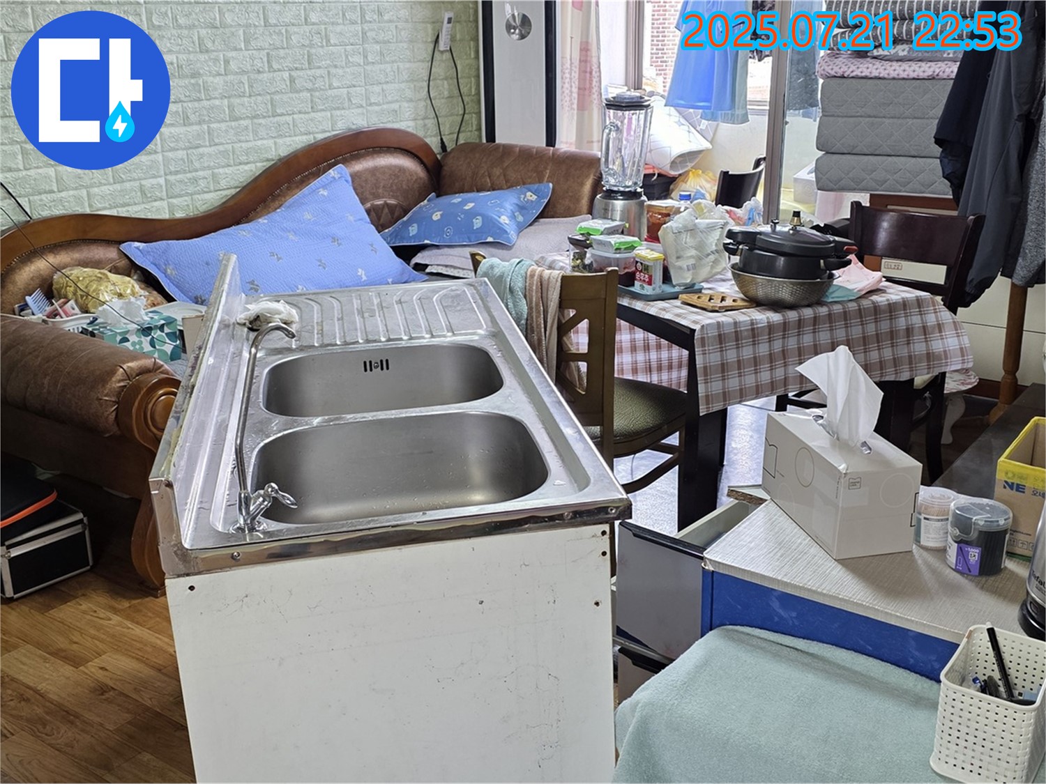 싱크대 주변 물건 임시 이동 - 누수 점검을 위해 싱크대 주변 물건을 안전하게 옮겨둡니다.