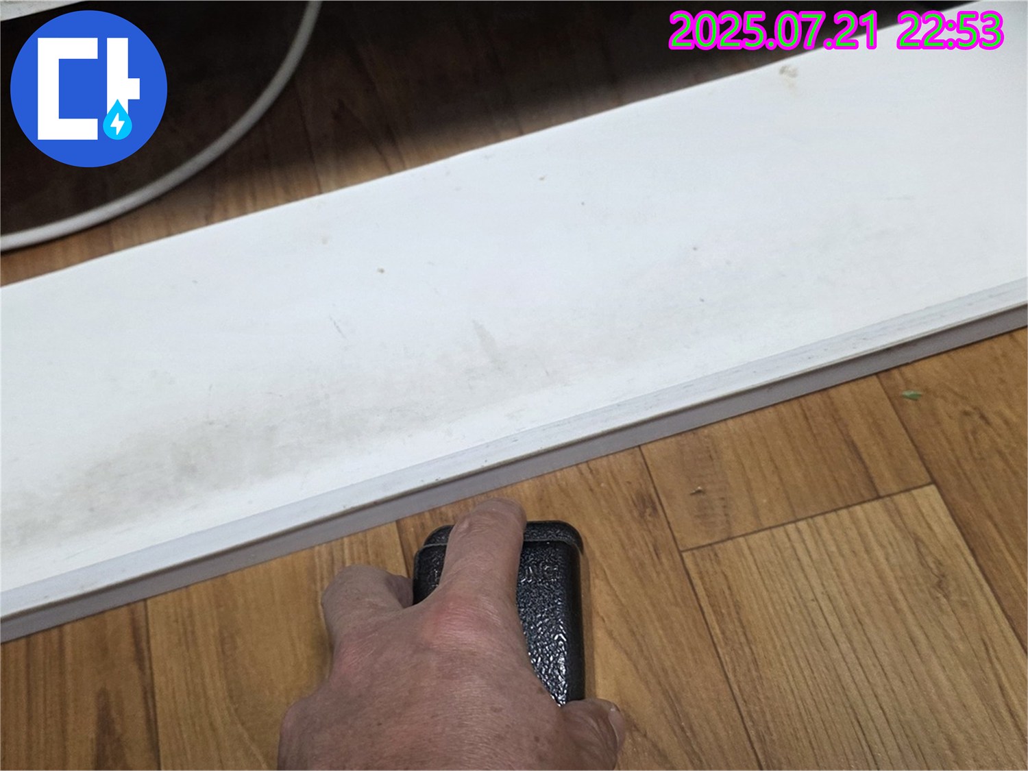 남양주에서 누수 전문가가 싱크대 하부 걸레받이 뒤틀림을 확인하고 있습니다 - 누수 원인을 꼼꼼히 분석합니다.