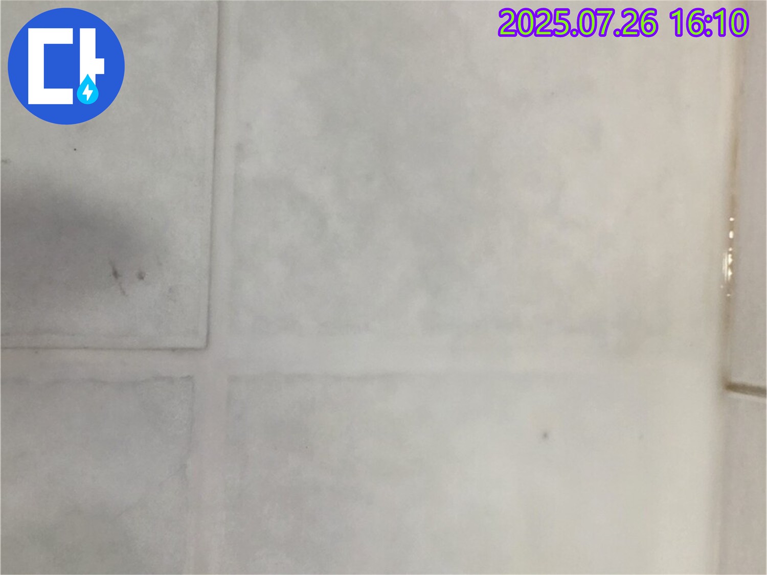 과천 문원동 - 욕실 타일 틈새 실리콘 재시공, 왜 해야 할까요? 누수 예방의 첫걸음입니다.