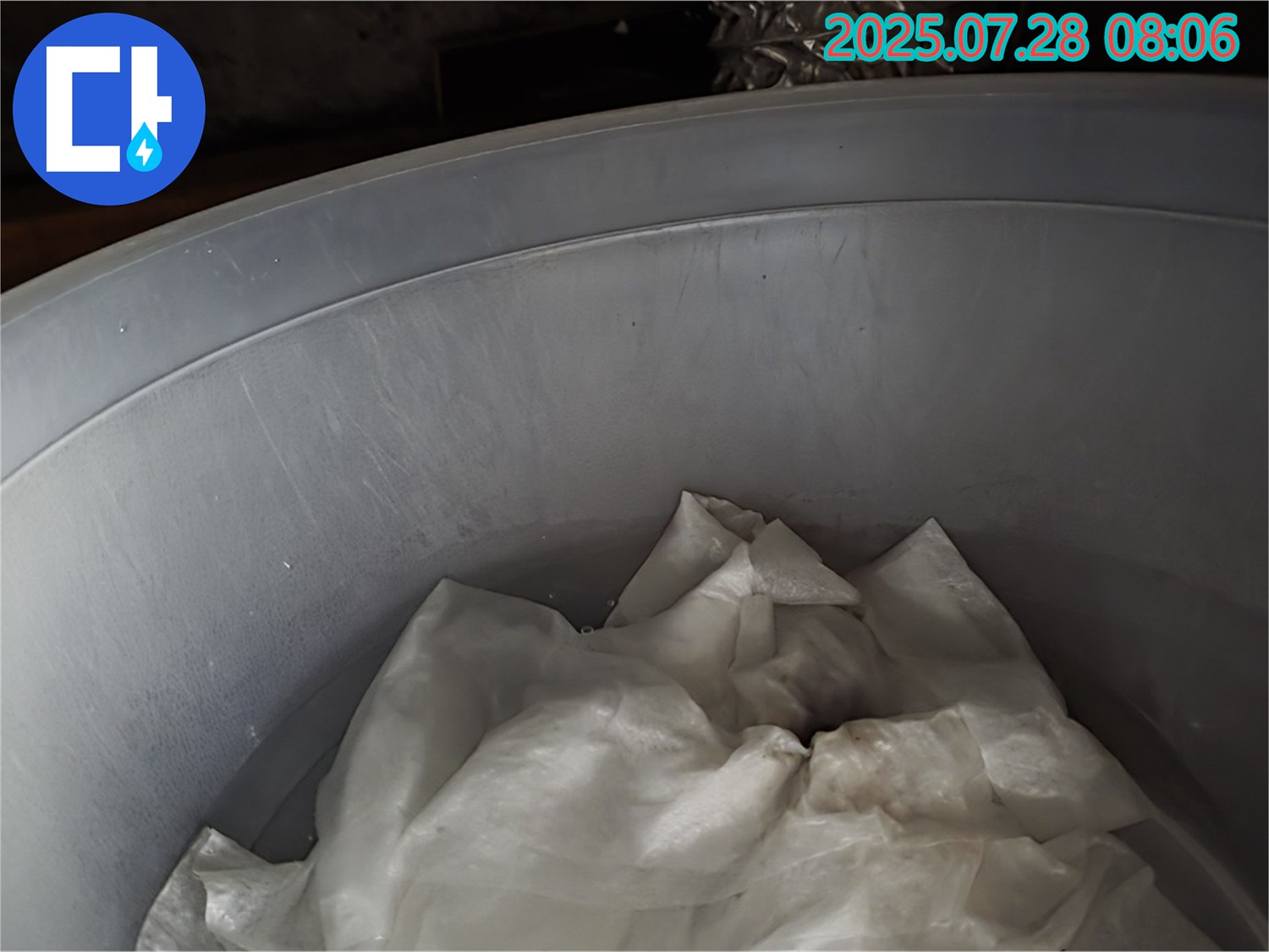 누수 해결 - 양동이 속 젖은 휴지, 곰팡이 왕국 부동산 폭등 직전! 전문가의 손길로 폭등을 막고 쾌적한 환경을 만들어 드립니다.
