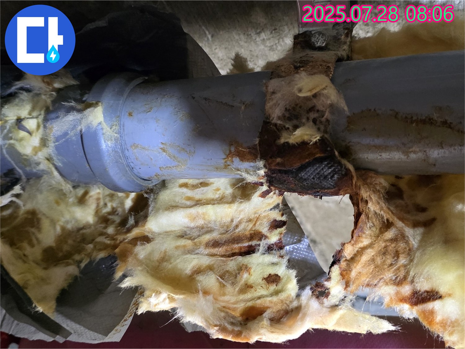 낡은 보온재 속 PVC 배관 파손 - 외부 충격 누수