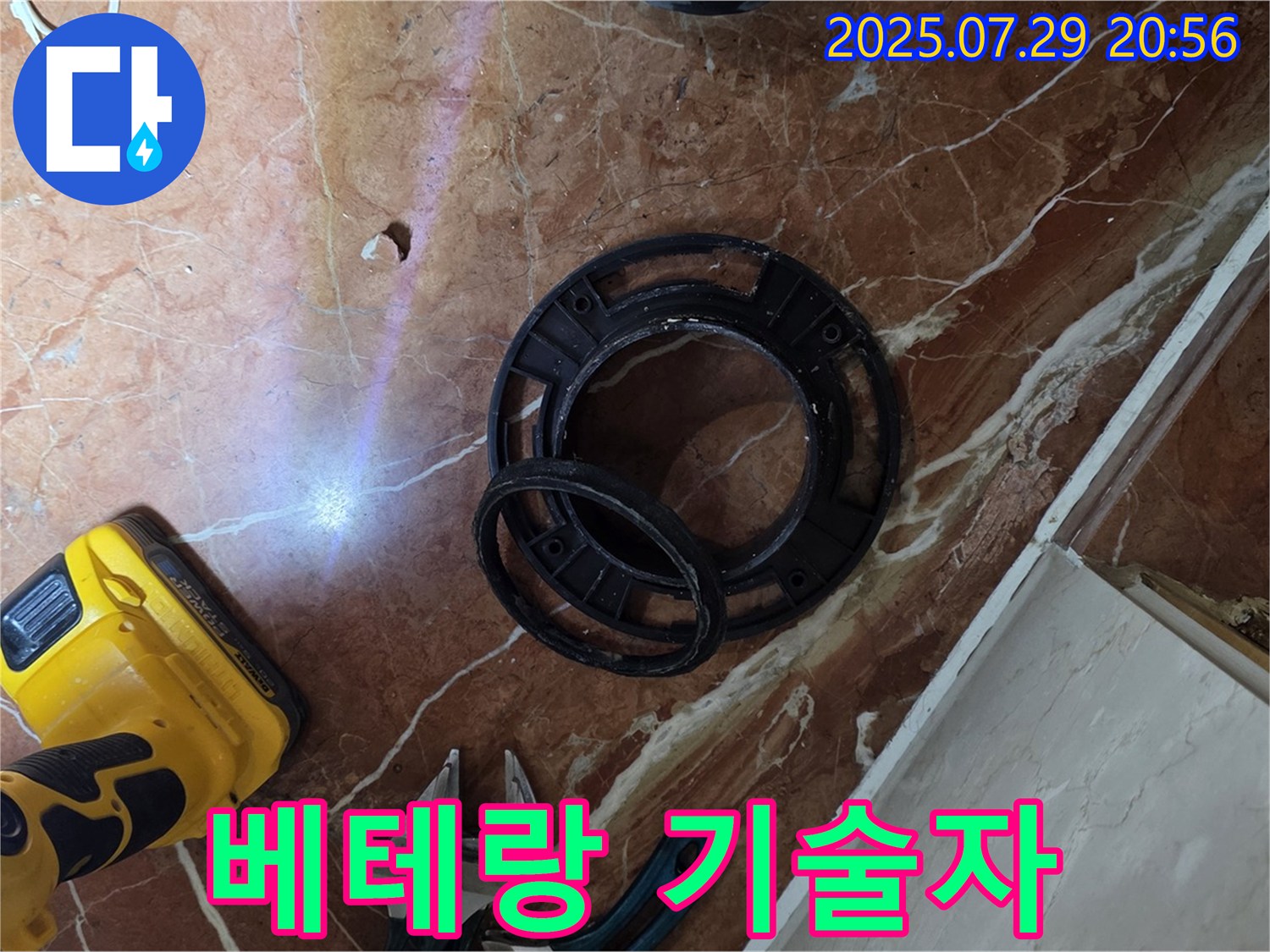 베테랑 기술자 - 숙련된 기술자의 꼼꼼한 손길