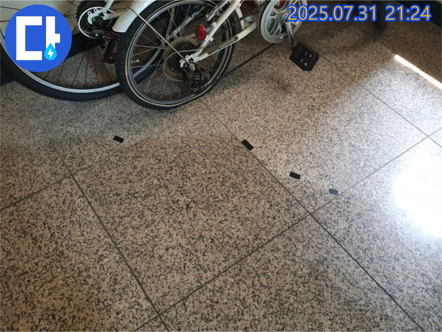 고양시 덕양구 동산동 누수 - 타일 틈새의 검은 곰팡이는 누수 가능성을 높이는 요인입니다