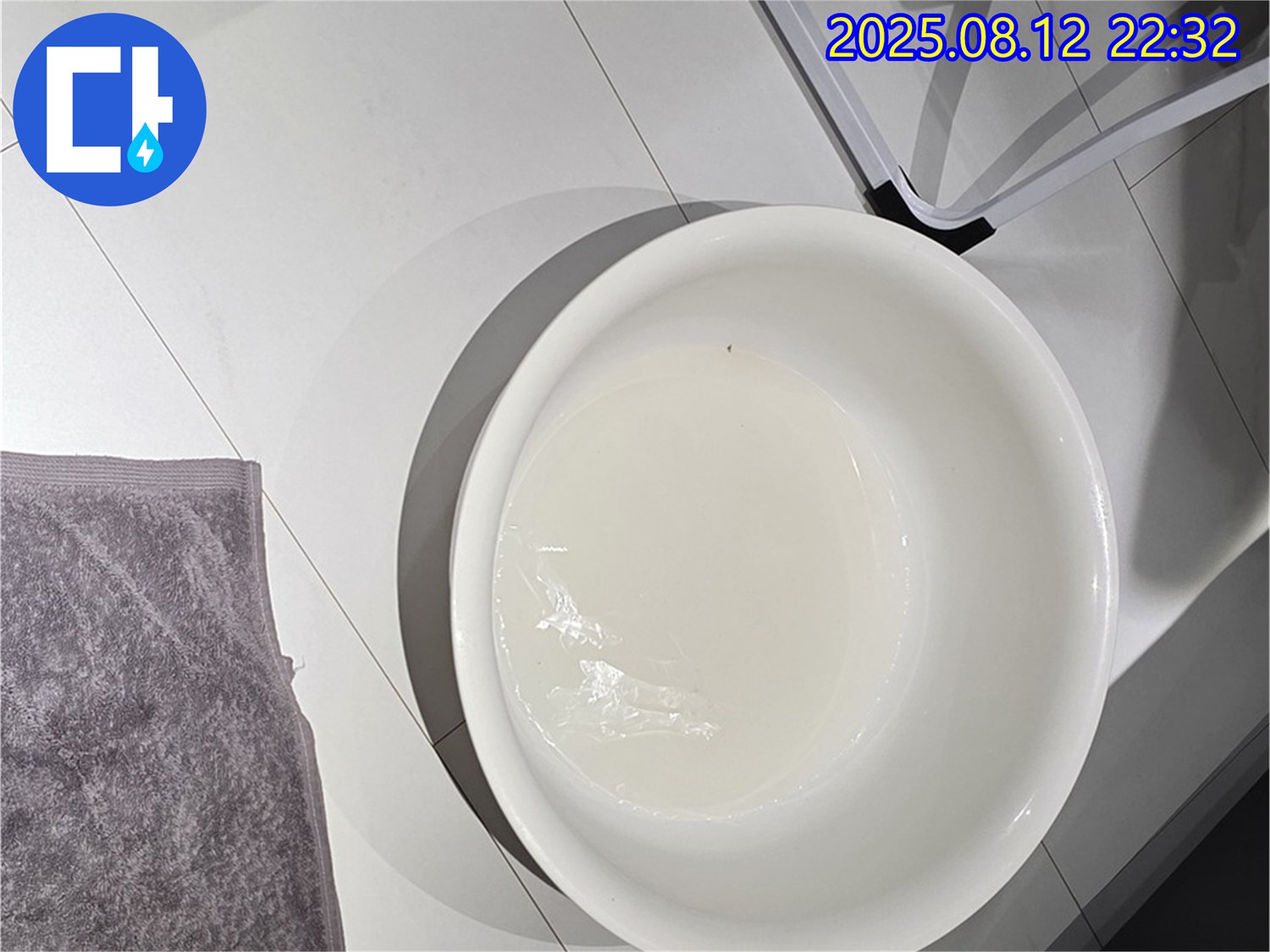 물이 담긴 대야 - 합리적인 견적으로 누수 문제를 해결해 드립니다.