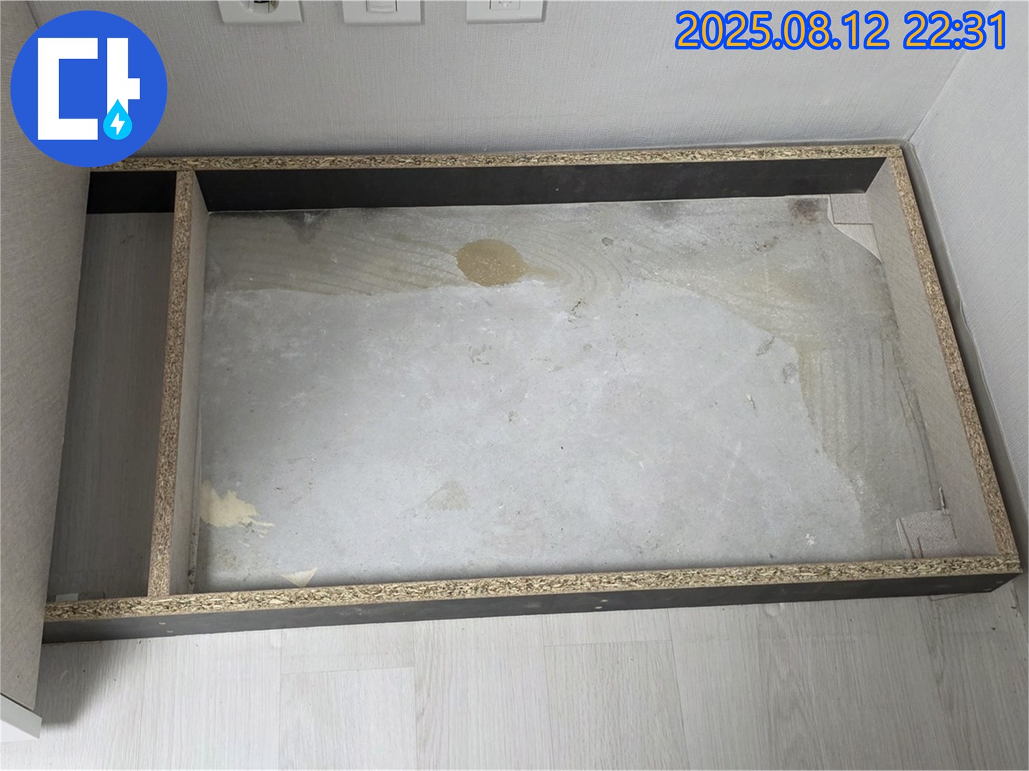 싱크대 철거 후 곰팡이 제거 - 건강한 주방