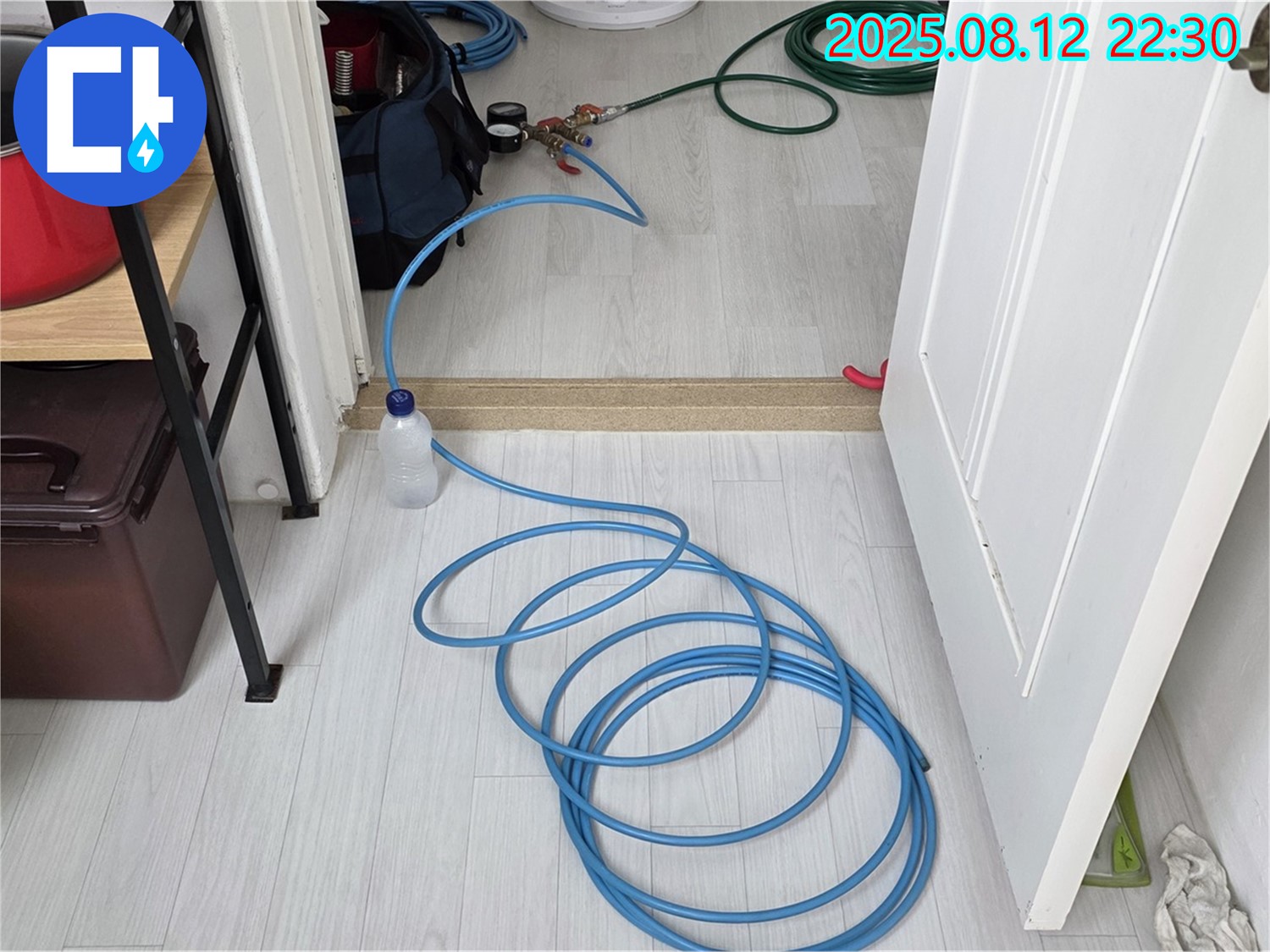 배관 내시경으로 누수 원인을 직접 확인하는 모습 - 꼼꼼한 진단이 중요합니다.