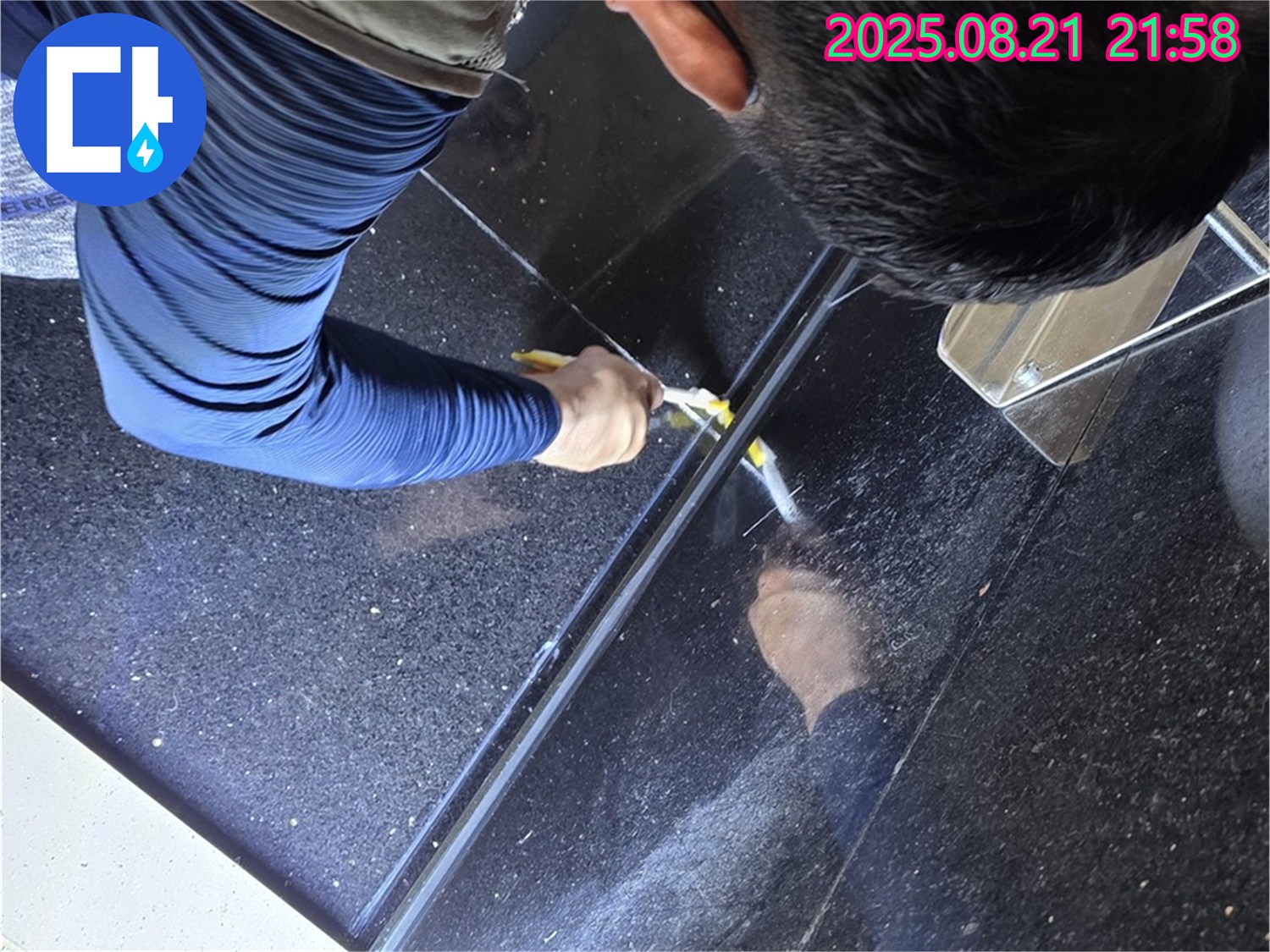 일산 가좌동 아파트에서 바닥 누수 부위를 탐색하는 모습 - 숙련된 기술로 문제 해결에 접근합니다.
