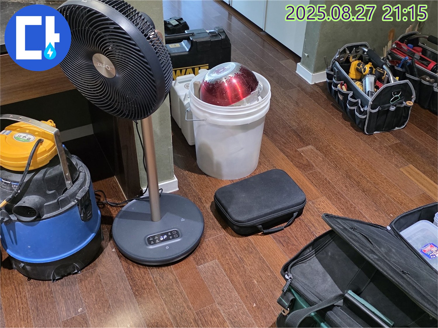 누수 탐지를 위한 장비 풀세트 준비 완료 - 습식 청소기, 열풍기, 공구 가방 등 누수 위치를 찾기 위한 최적의 장비 구성