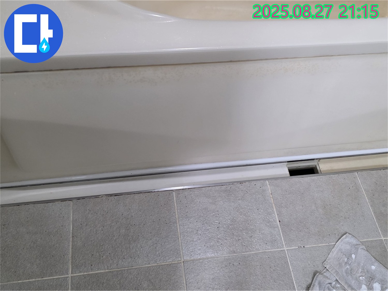 분당 운중동 산운마을 아파트 욕조 배수구 주변 확인 - 설마 여기서 물이 새는 건 아닌지 꼼꼼하게 확인합니다.