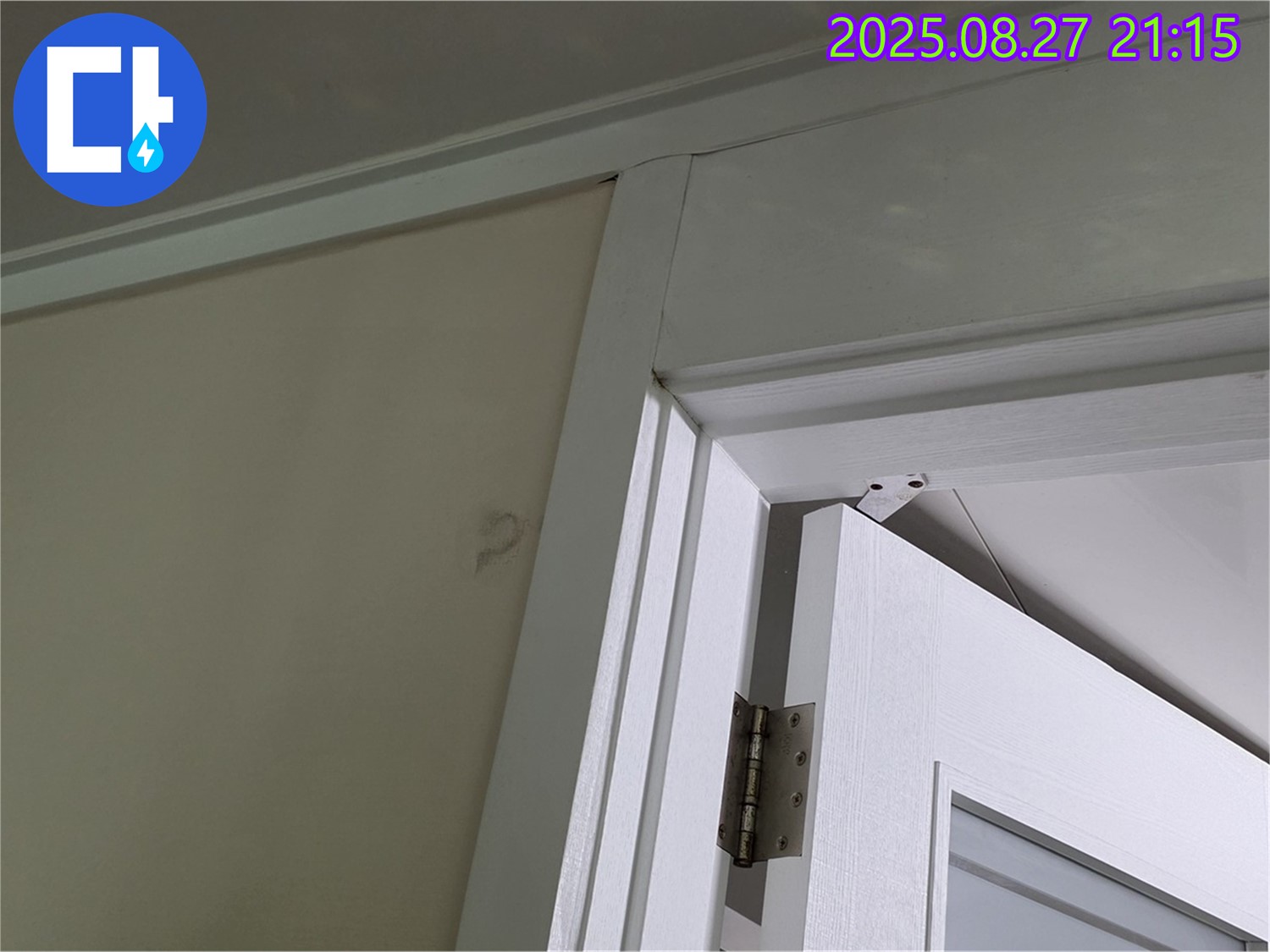 분당 운중동 산운로 아파트 문 상단 누수 - 꼼꼼한 시공으로 누수를 완벽하게 해결한 생생한 후기입니다.