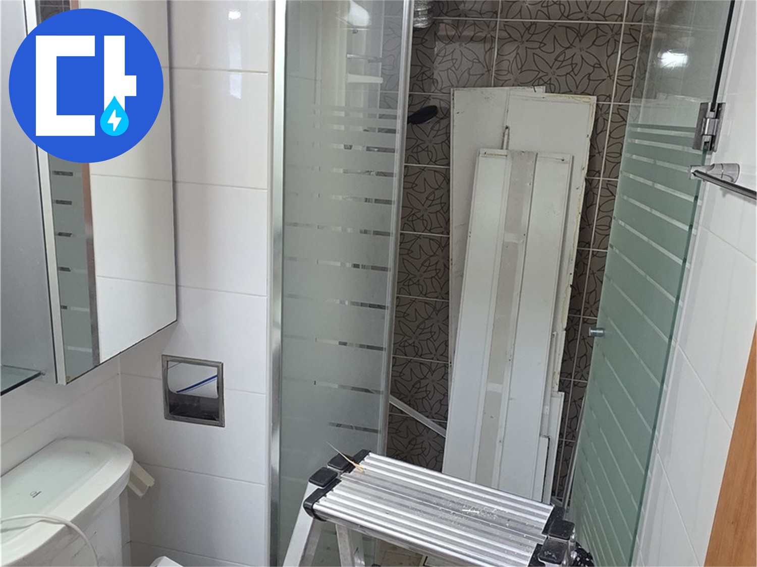 화장실 천장 텍스 사이로 보이는 배관의 상세한 모습입니다.