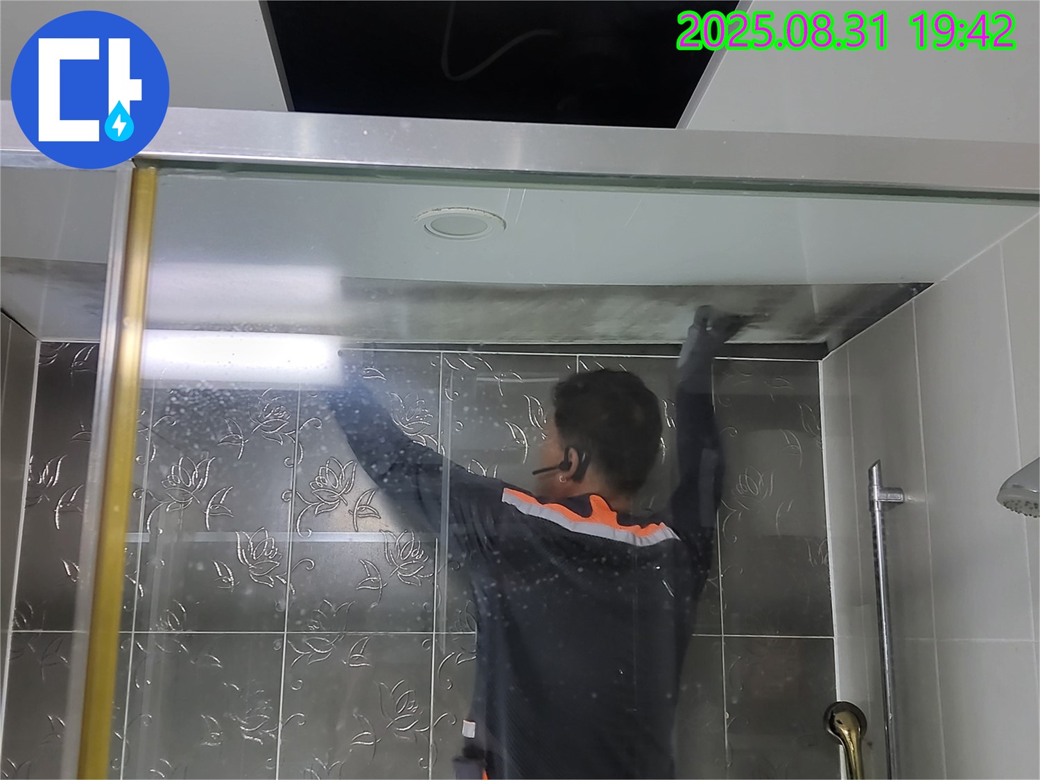 분당 운중동 산운마을6단지에서 샤워부스 찌든 때와 곰팡이 제거 작업 - 깨끗한 욕실로 변신시켜 드립니다.