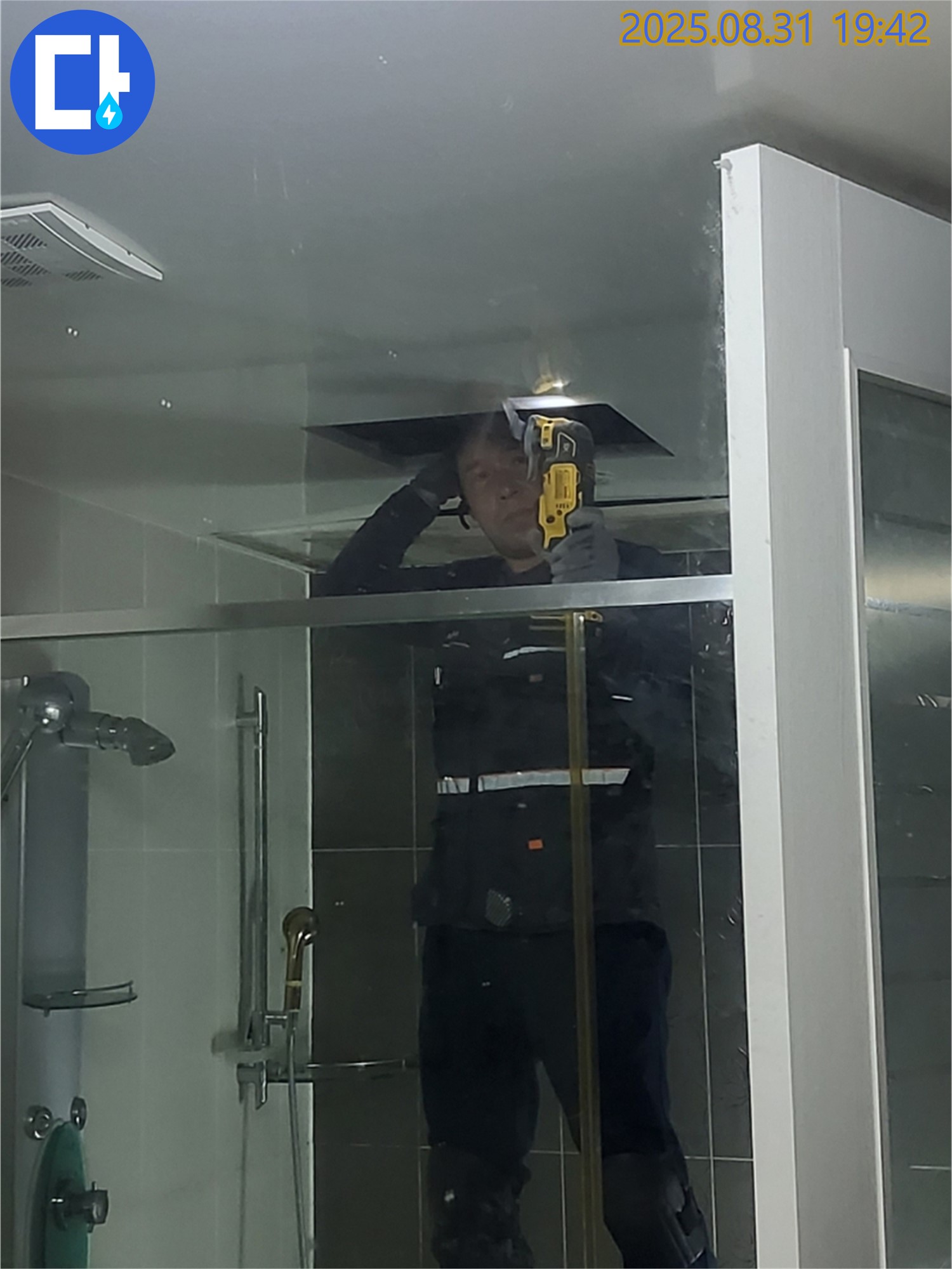 산운마을 분당 운중동 샤워부스 유리 고정 불량 - 유리가 제대로 고정되어 있는지 안전 점검 후 보수를 진행합니다.