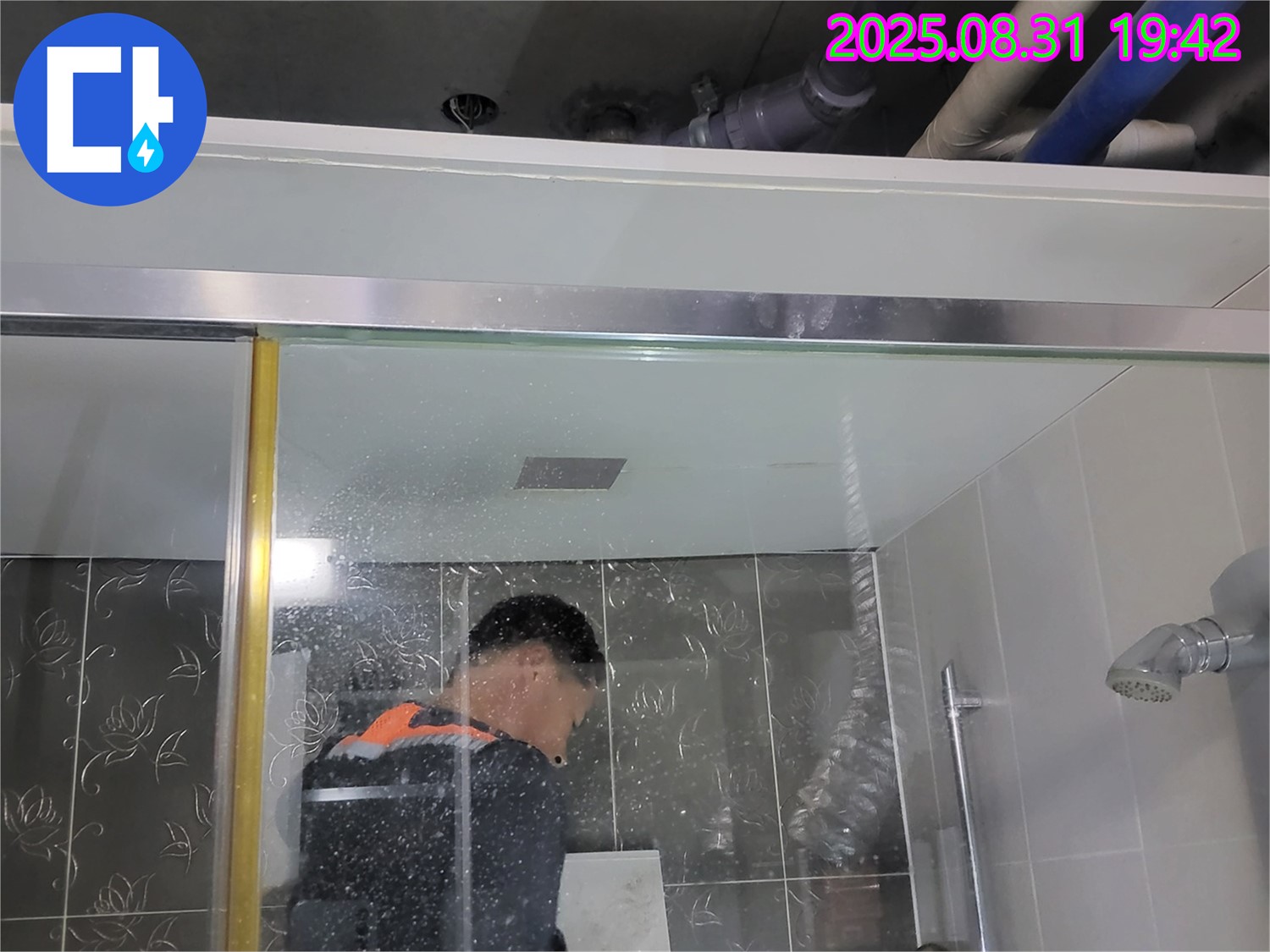분당 운중동 산운마을 - 샤워기 위 천장 누수, 윗집과 협력하여 문제를 해결합니다.