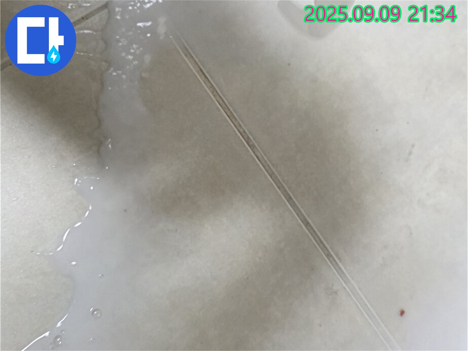 타일 바닥에 방수액을 꼼꼼하게 도포하는 모습 - 빈틈없이 시공합니다 - 율정마을 13단지 아파트.