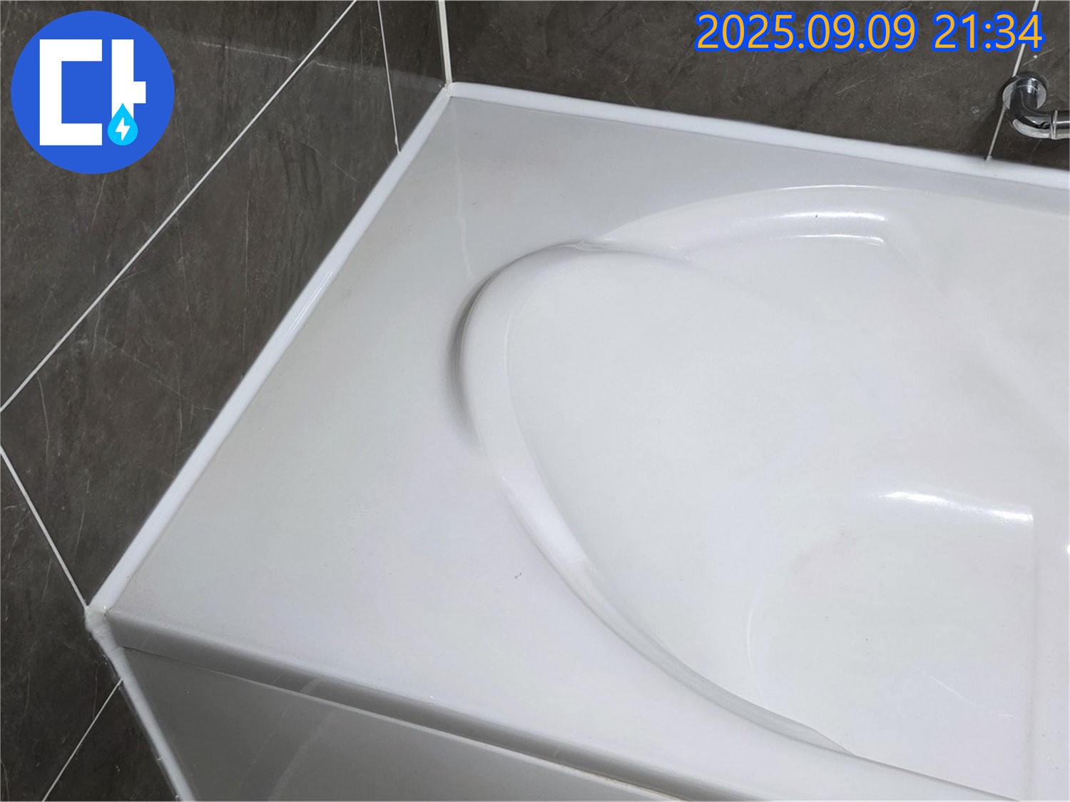 양주 옥정 13단지 - 욕조 실리콘, 왜 이렇게 얇게 시공되었을까요? 방수 기능 저하의 원인이 됩니다.