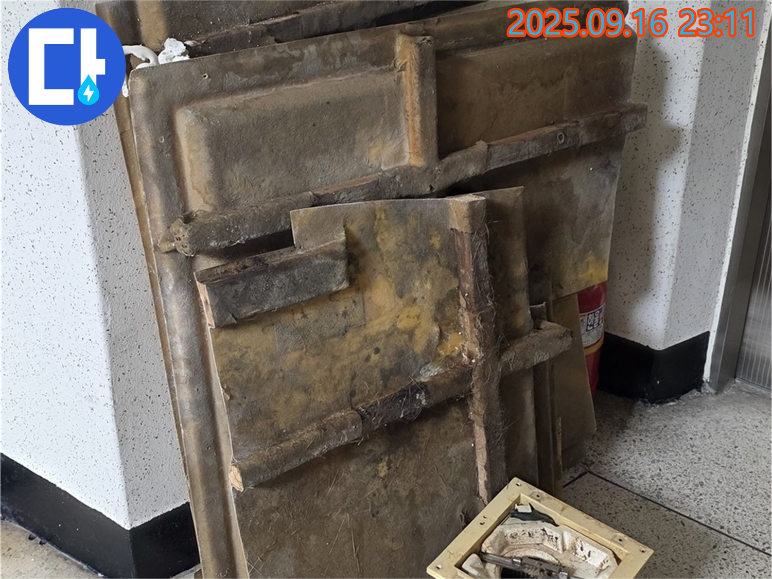 새절역 현대아파트 누수 - 누수 전문가의 꼼꼼한 누수 진단 모습