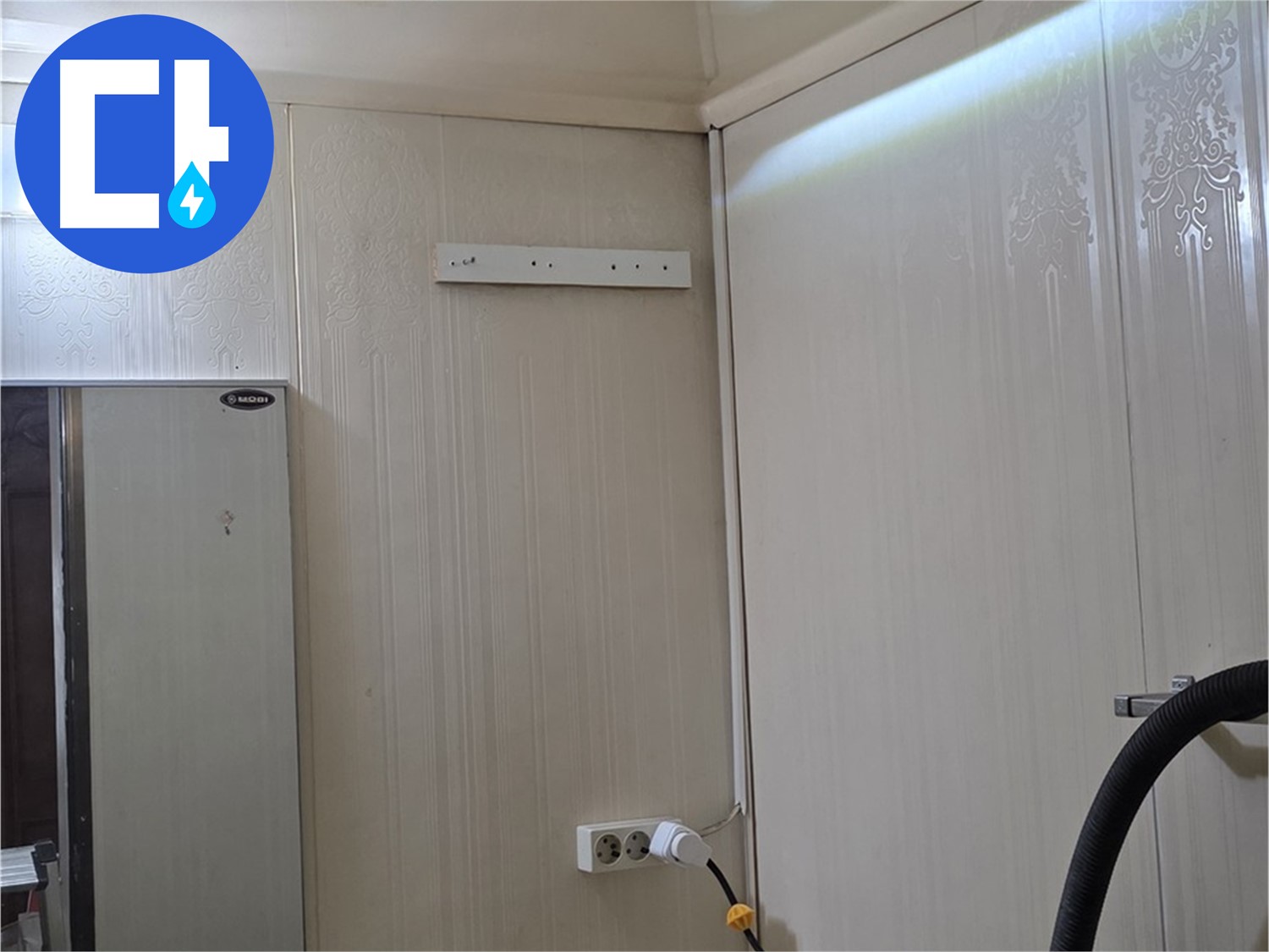 신사동 새절역 현대아파트 천장 누수 - 천장 내부 습기 제거 작업 진행