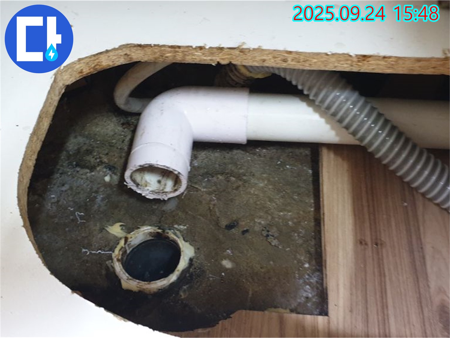 월계3동 싱크대 누수 - 배수관 연결 불량을 확인하고 재조립하여 누수 문제를 해결했습니다.