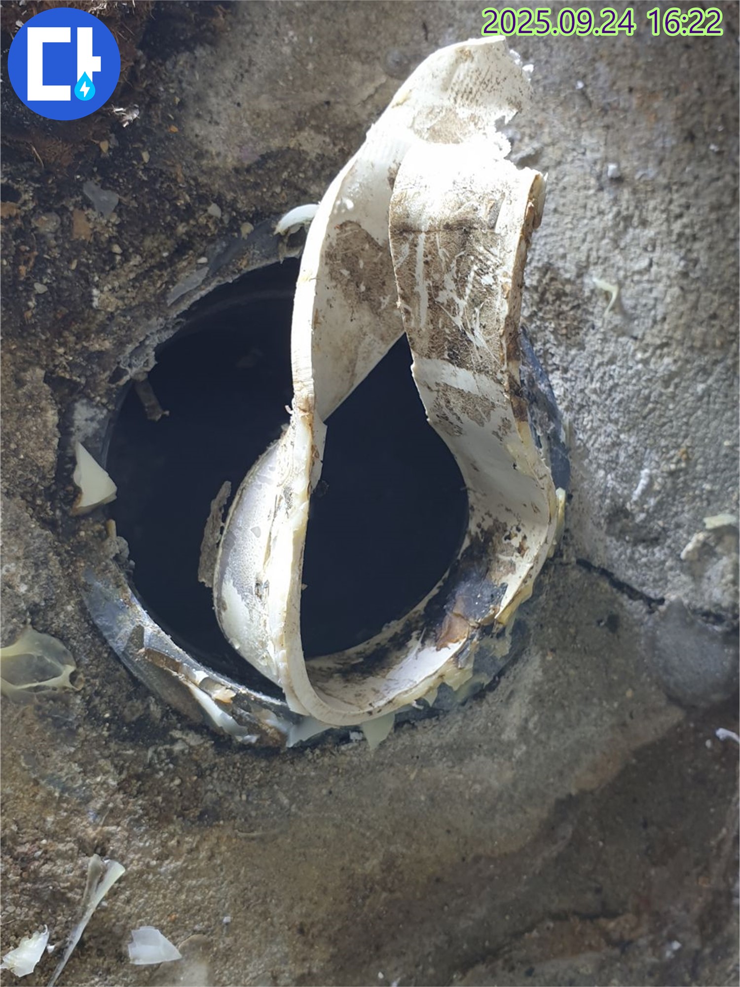 월계동 누수 - 깨진 배관으로 인한 누수를 완벽하게 차단하기 위한 작업을 진행하고 있습니다.