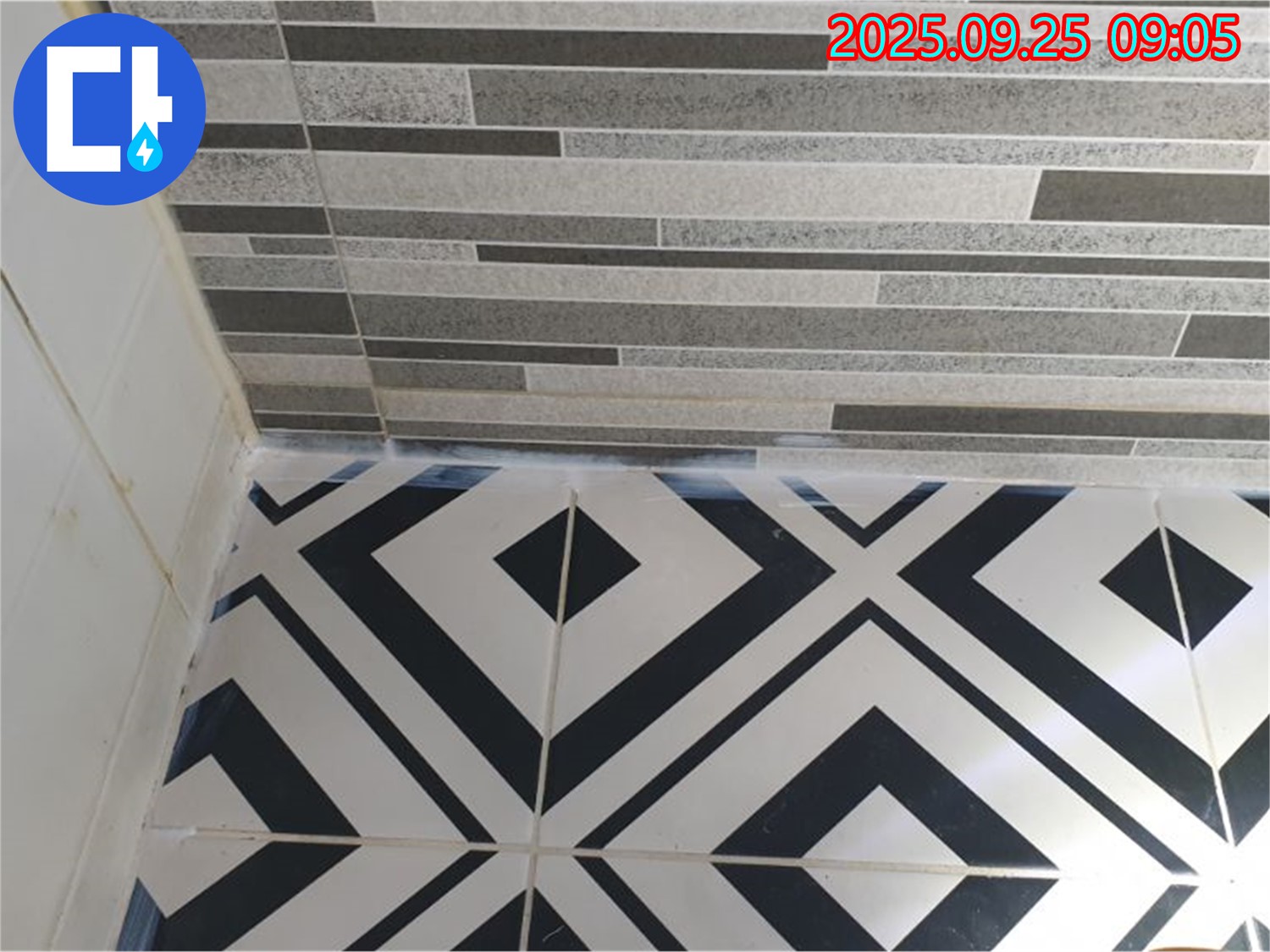 모서리 실리콘 교체 - 낡은 실리콘을 제거하고 새로운 실리콘으로 교체하여 누수를 해결하는 과정을 보여줍니다.