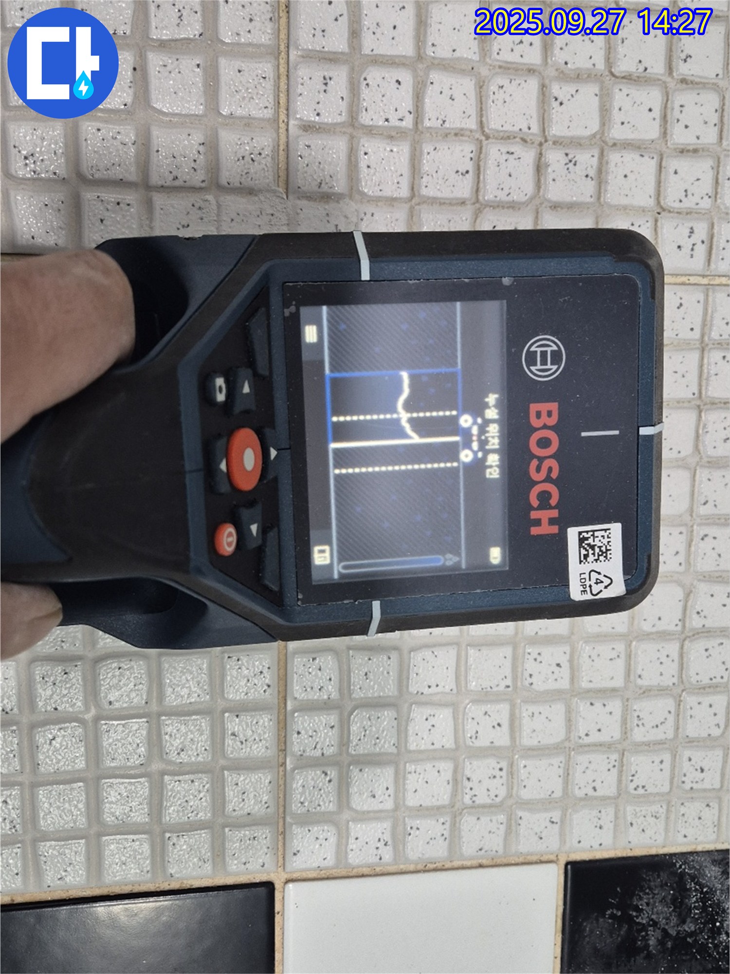 BOSCH GMS 120 스캐너로 타일 벽면 내부를 스캔하여 누수 지점을 탐색하는 모습 - 꼼꼼하게 찾아드립니다.
