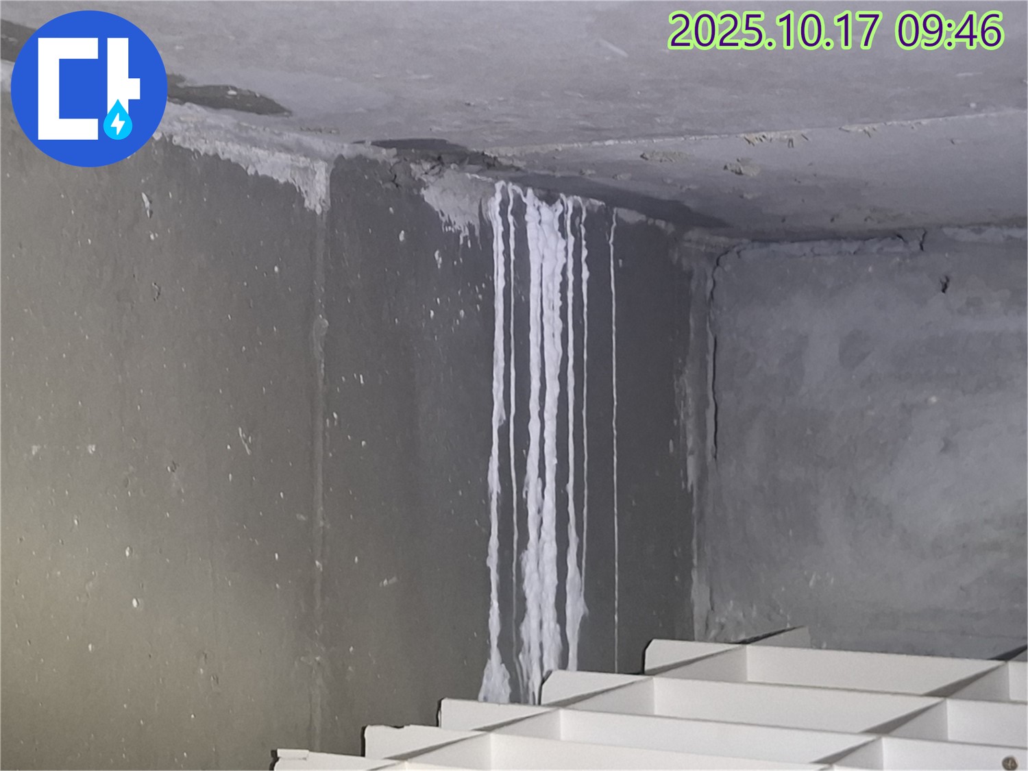 분당 삼평동 봇들마을2단지 아파트 계단실 벽면에서 석회수 누수 해결을 위한 맞춤 솔루션을 제공합니다 - 정확한 원인 분석을 바탕으로 한 맞춤 솔루션은 누수 문제를 효과적으로 해결합니다.