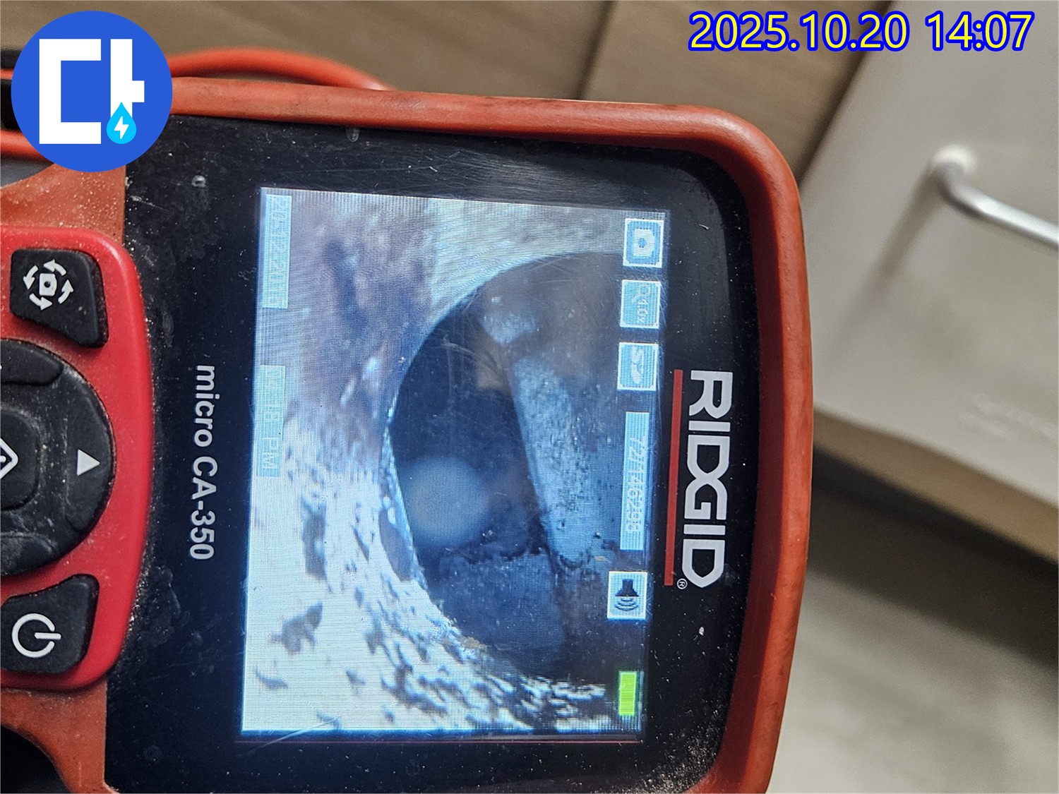 내시경으로 배관 내부를 정확하게 진단하는 모습 - 꼼꼼하게 확인하여 문제점을 파악합니다.