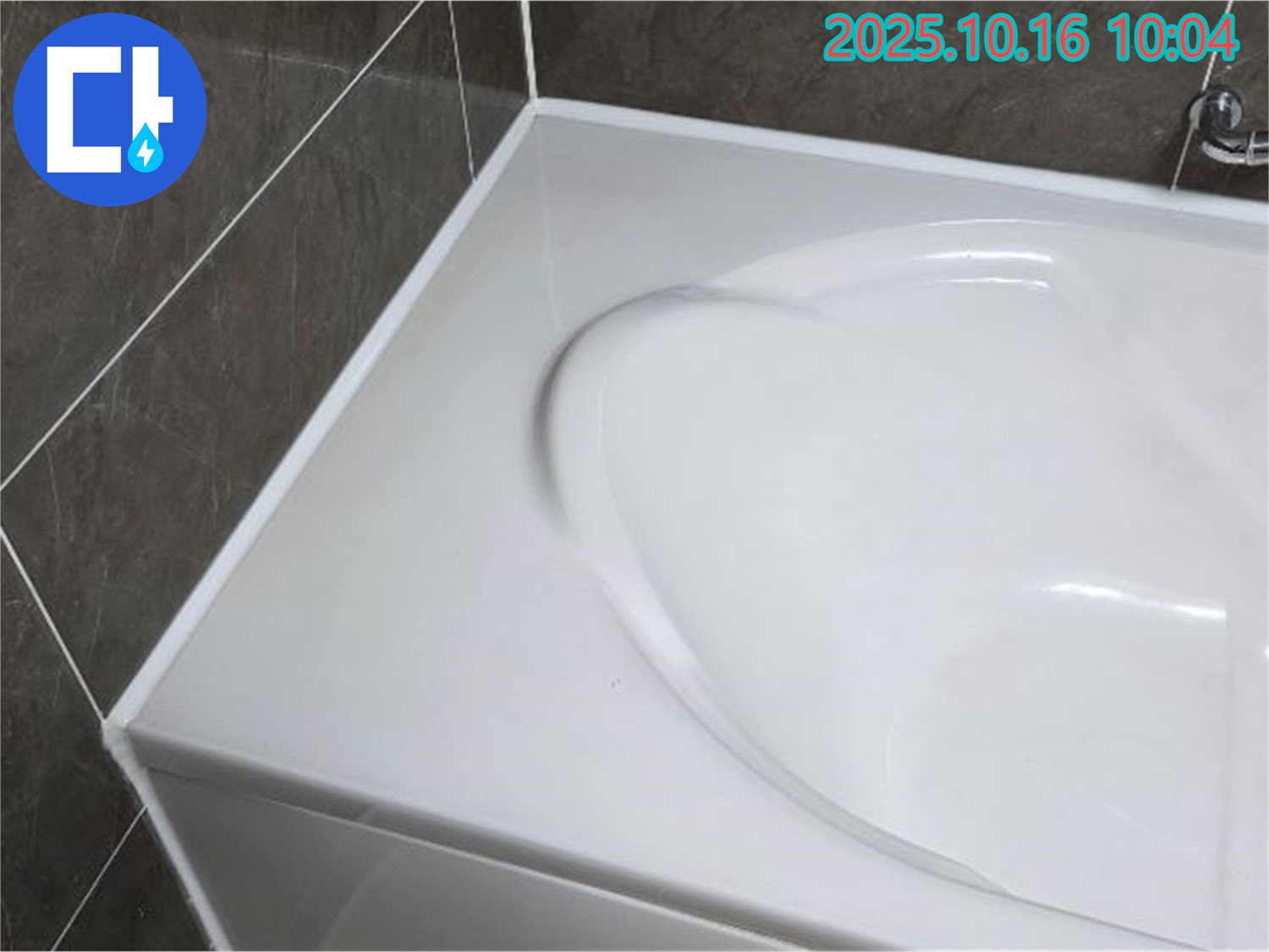 양주 옥정동 율정마을 욕조 실리콘 - 실리콘 제거 후 곰팡이 제거는 필수!