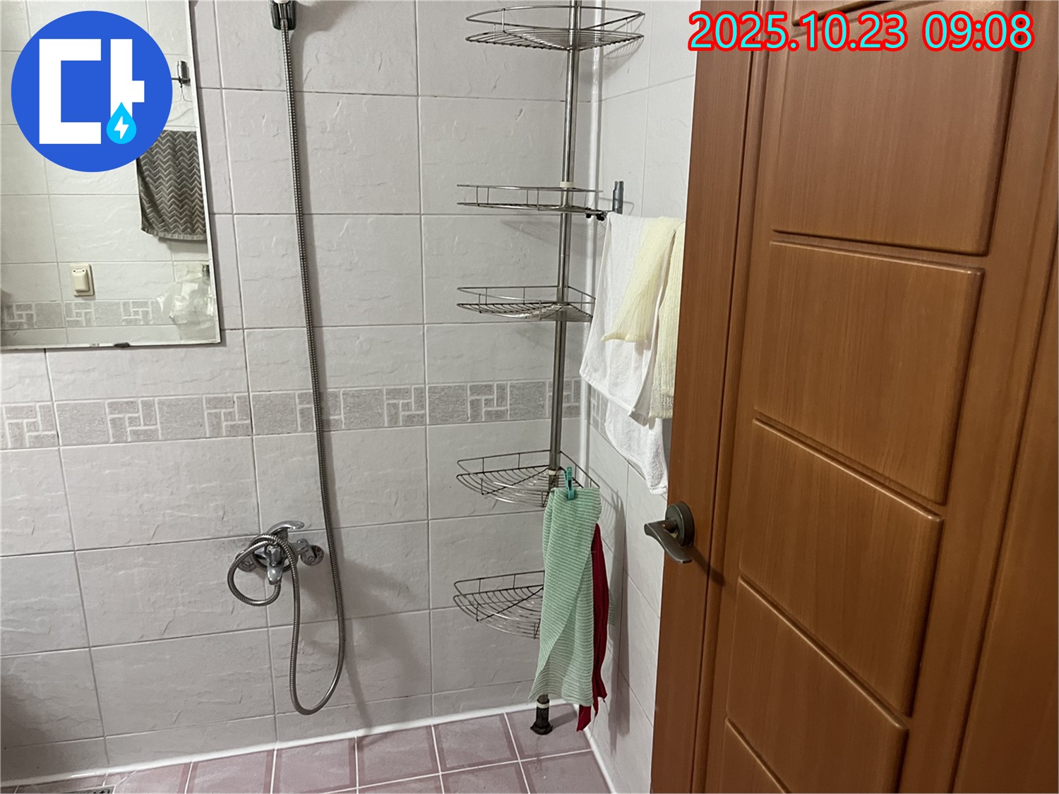 금천구 독산동 누수 해결 - 틈새 코너 선반 설치로 공간 활용도를 극대화하고, 누수 걱정까지 한 번에 해결했습니다.