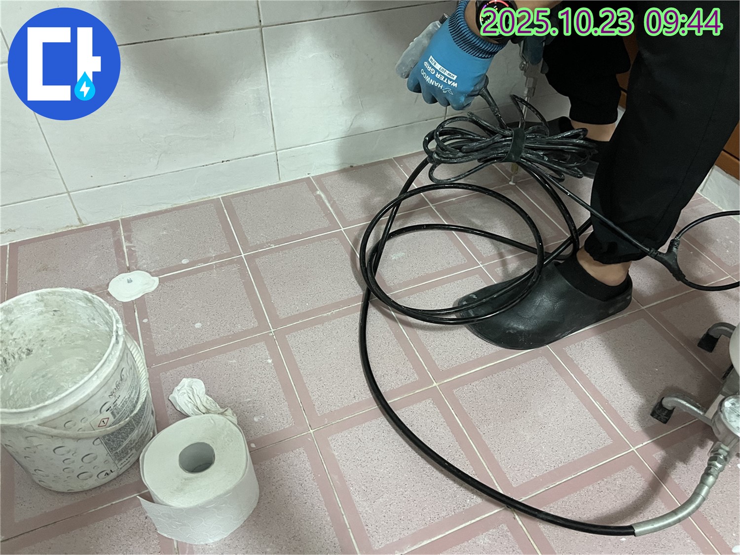독산동 형제맨션빌 누수 - 꼼꼼하게 장비 연결 - 완벽한 누수 탐지를 위해