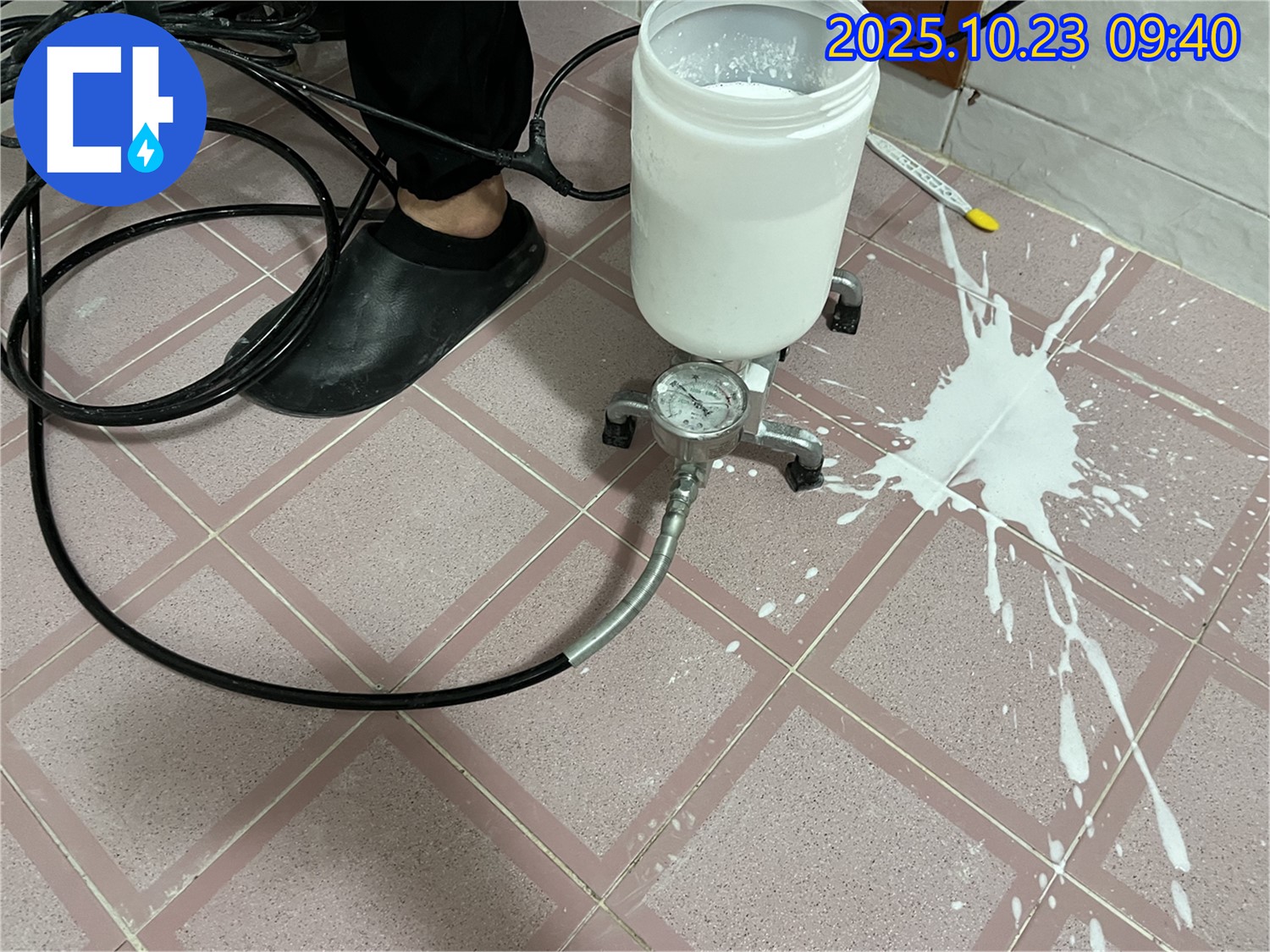 누수 전문가의 약재 쏟아짐 위기 관리 능력 - 침착하게 사고 수습