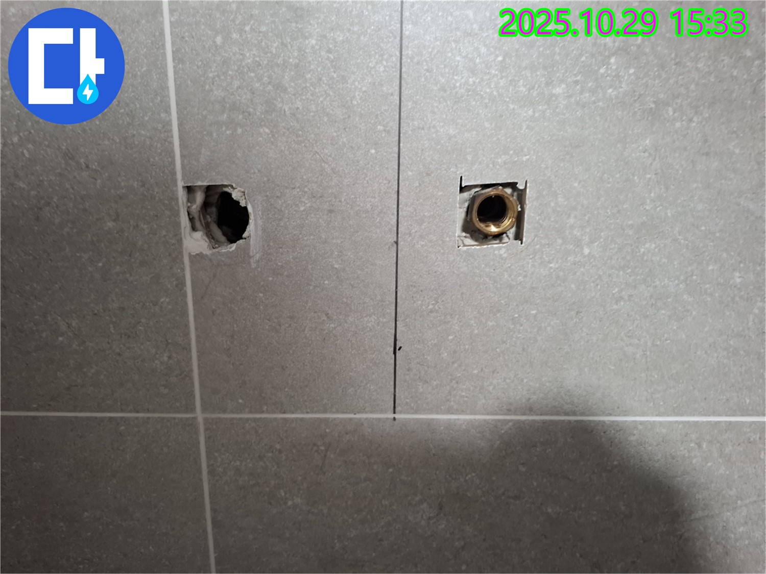 지축동 누수 현장에서 타일 속 누수 원인을 찾기 위해 배관 연결 부위를 꼼꼼하게 확인하는 모습입니다 - 꼼꼼한 점검이 중요합니다.