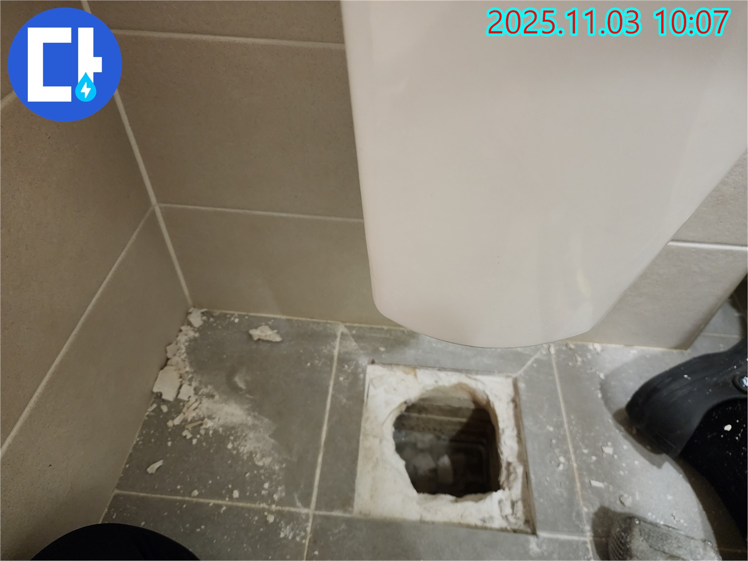 금호동 신금호파크자이 변기 누수 - 배관 문제 여부 확인 중
