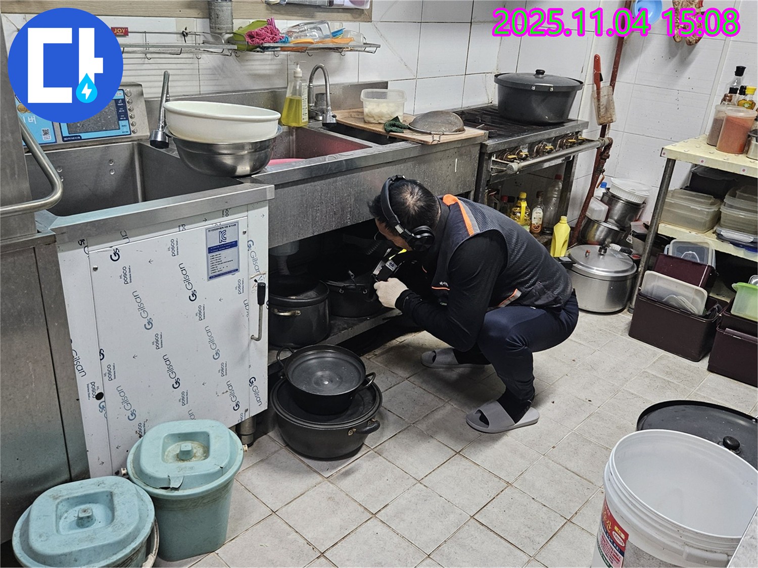 식당 주방 배관 연결 부위 점검 - 누수 흔적을 꼼꼼하게 확인합니다.