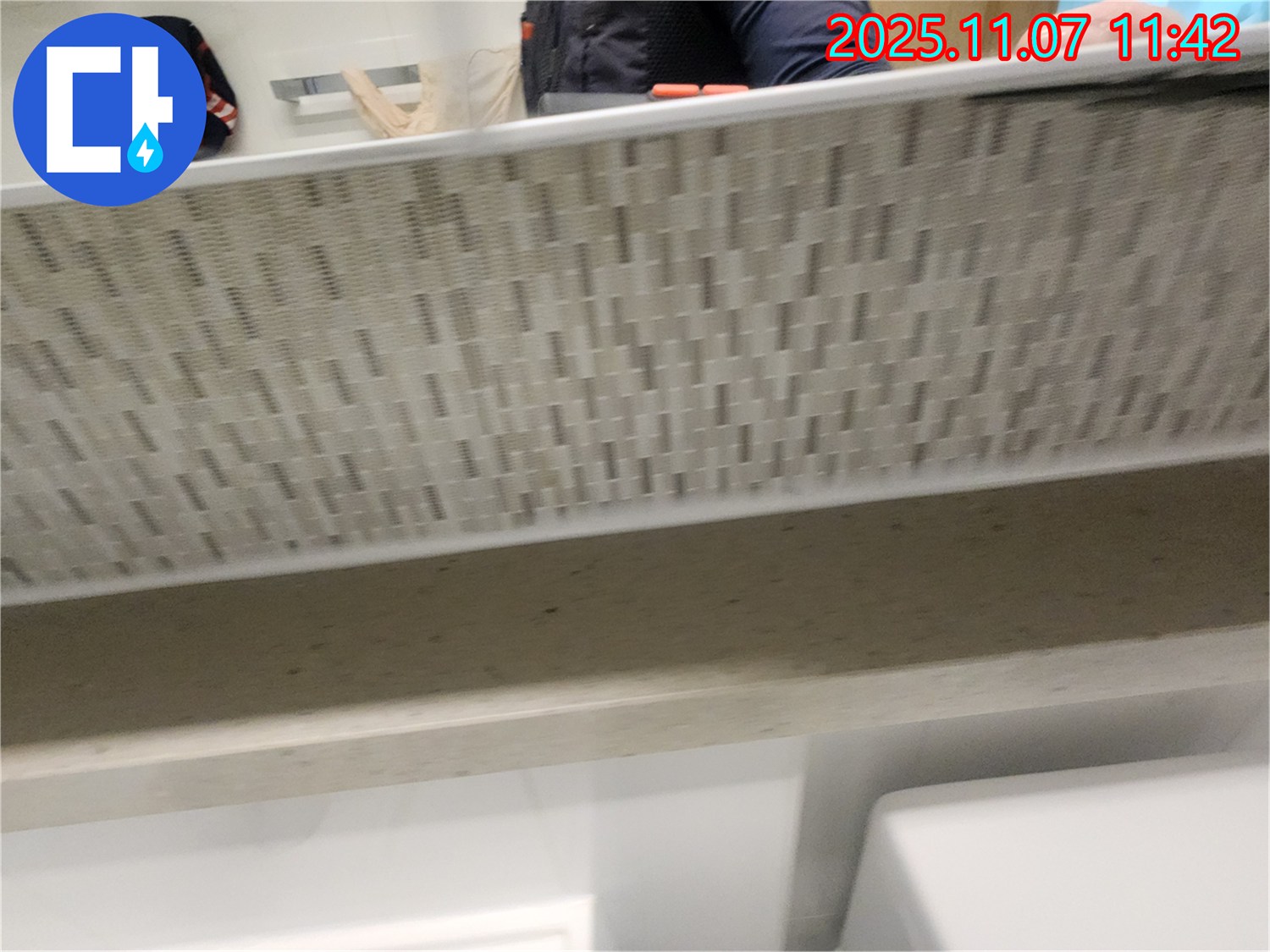 김포 사우동 싱크대 누수 - 배수구 연결 부위 조임으로 간단하게 누수를 해결합니다.