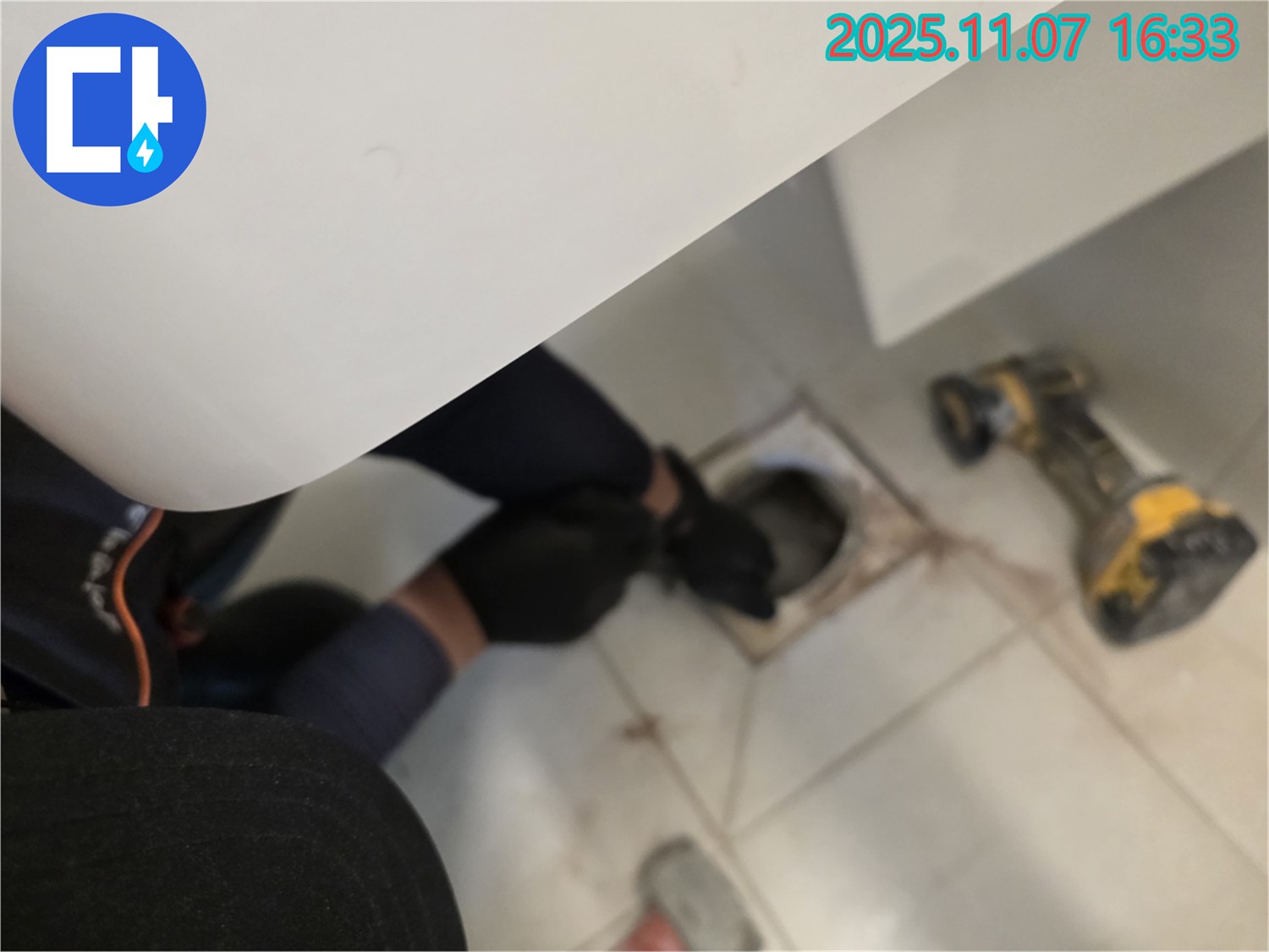 김포 사우동 김포사우아이파크에서 욕조 배수구와 배수관의 연결 상태를 꼼꼼하게 점검하고 있습니다.