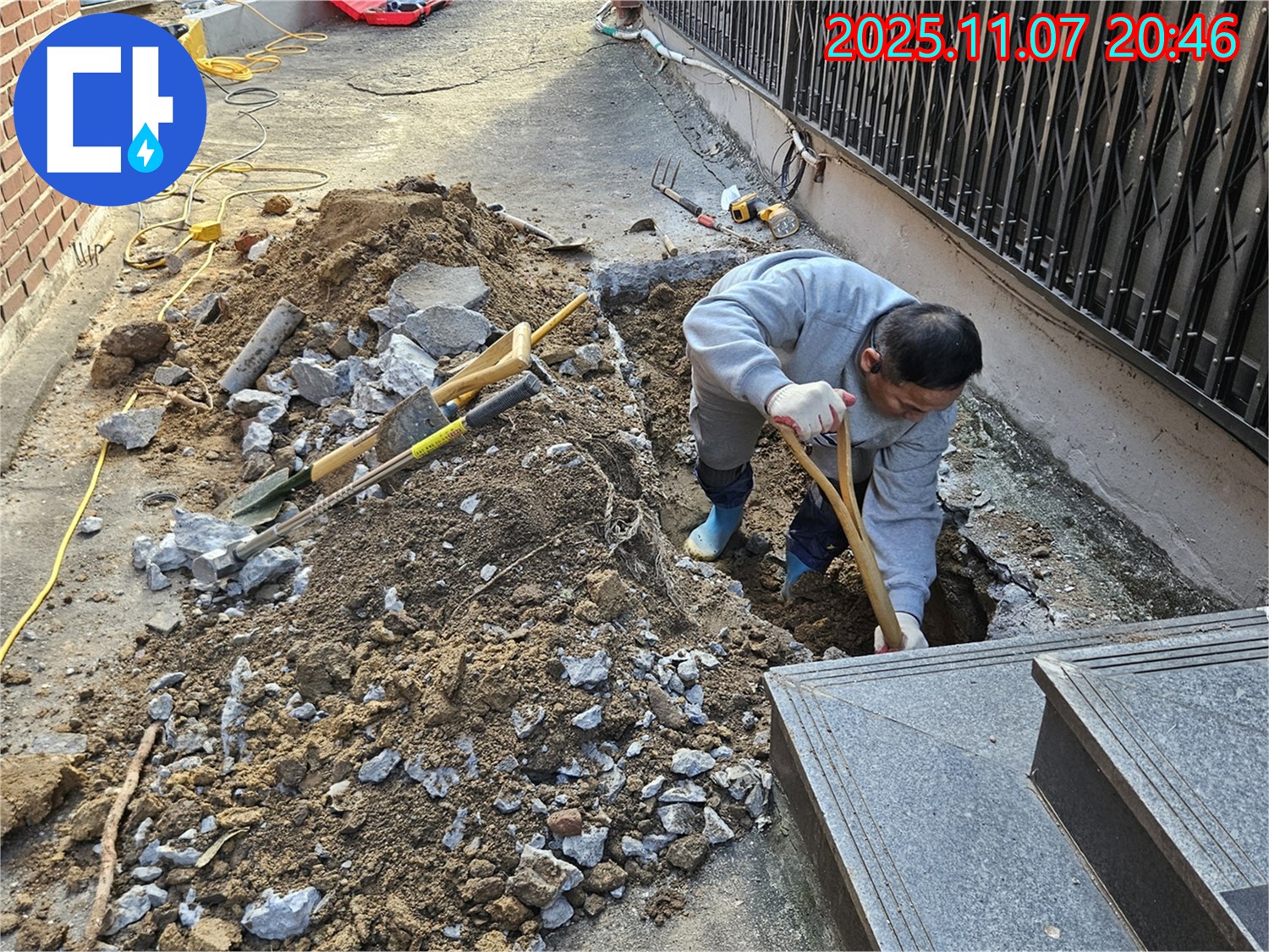 수원 팔달구 신풍동 누수 현장에서 누수탐지 전문가가 꼼꼼한 굴착으로 정확한 누수 위치를 확인하고 있습니다.