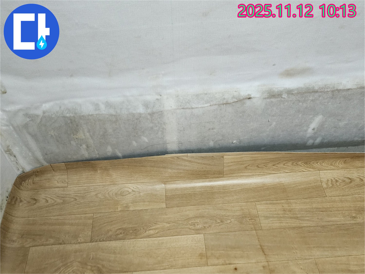포천 무봉리 누수 현장 - 젖은 벽과 들뜬 장판, 누수 원인 파악이 중요합니다.