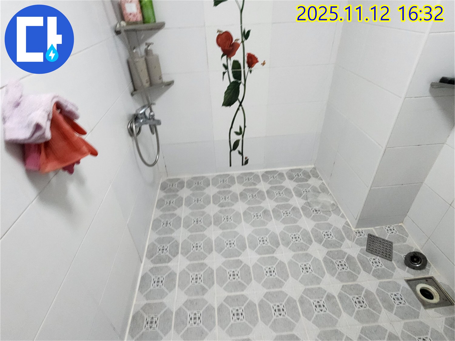 군내면 욕실 환풍구 누수 - 빗물 침투로 인한 누수를 실리콘 재시공으로 간단하게 해결하는 과정을 보여줍니다.