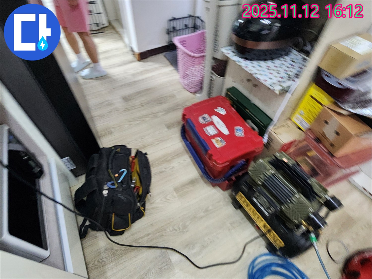 누수 탐지를 위한 전문 장비 세팅 완료 - 신속하고 정확한 탐지를 약속드립니다.