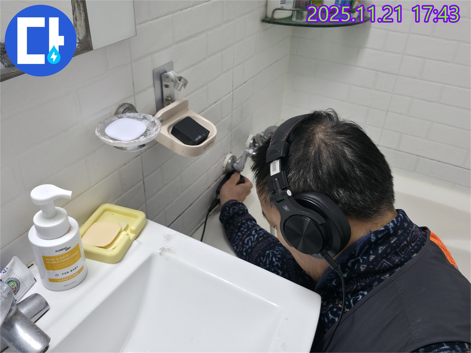 서대문구 홍제1동 세검정로1길에서 싱크대 배수구 누수와 악취를 점검하는 모습 - 문제 해결