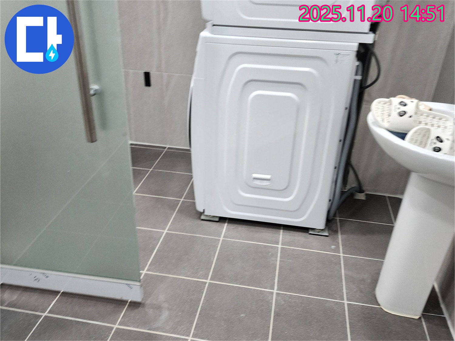 세탁기 배수 호스 연결 부위 - 물때 흔적 - 누수 의심 점검