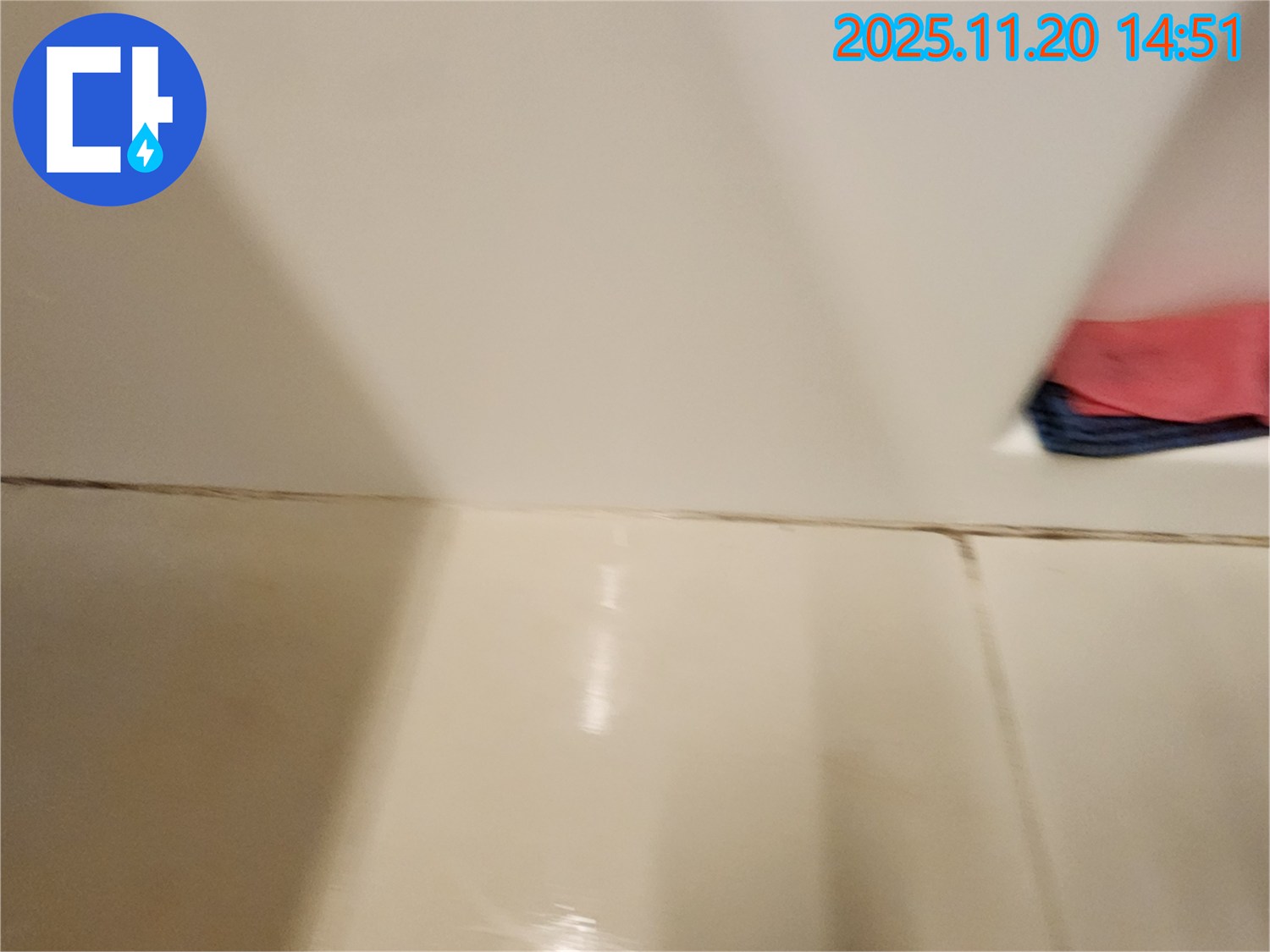 포천 가산면 마산리 - 곰팡이 핀 타일 틈새 누수 - 곰팡이 제거와 완벽 방수 시공으로 누수 걱정 없이 쾌적한 욕실을!