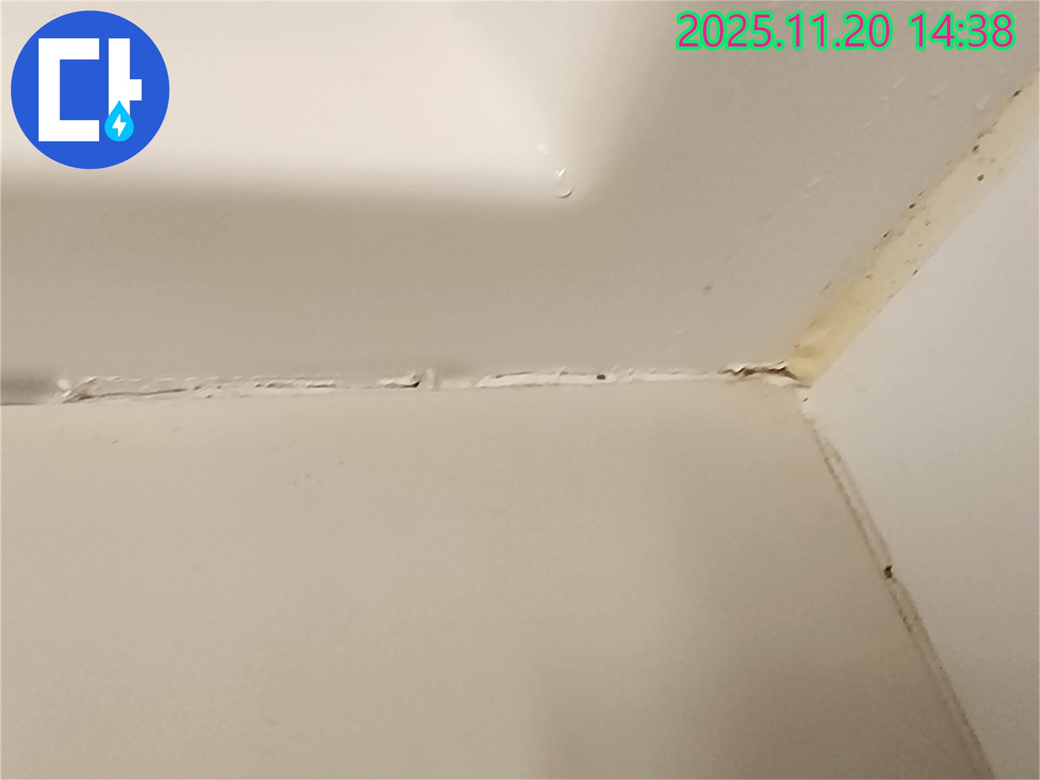 욕조 타일 틈새 백시멘트 제거를 위한 망치질 - 낡은 백시멘트를 제거하기 위해 망치질을 하고 있습니다.
