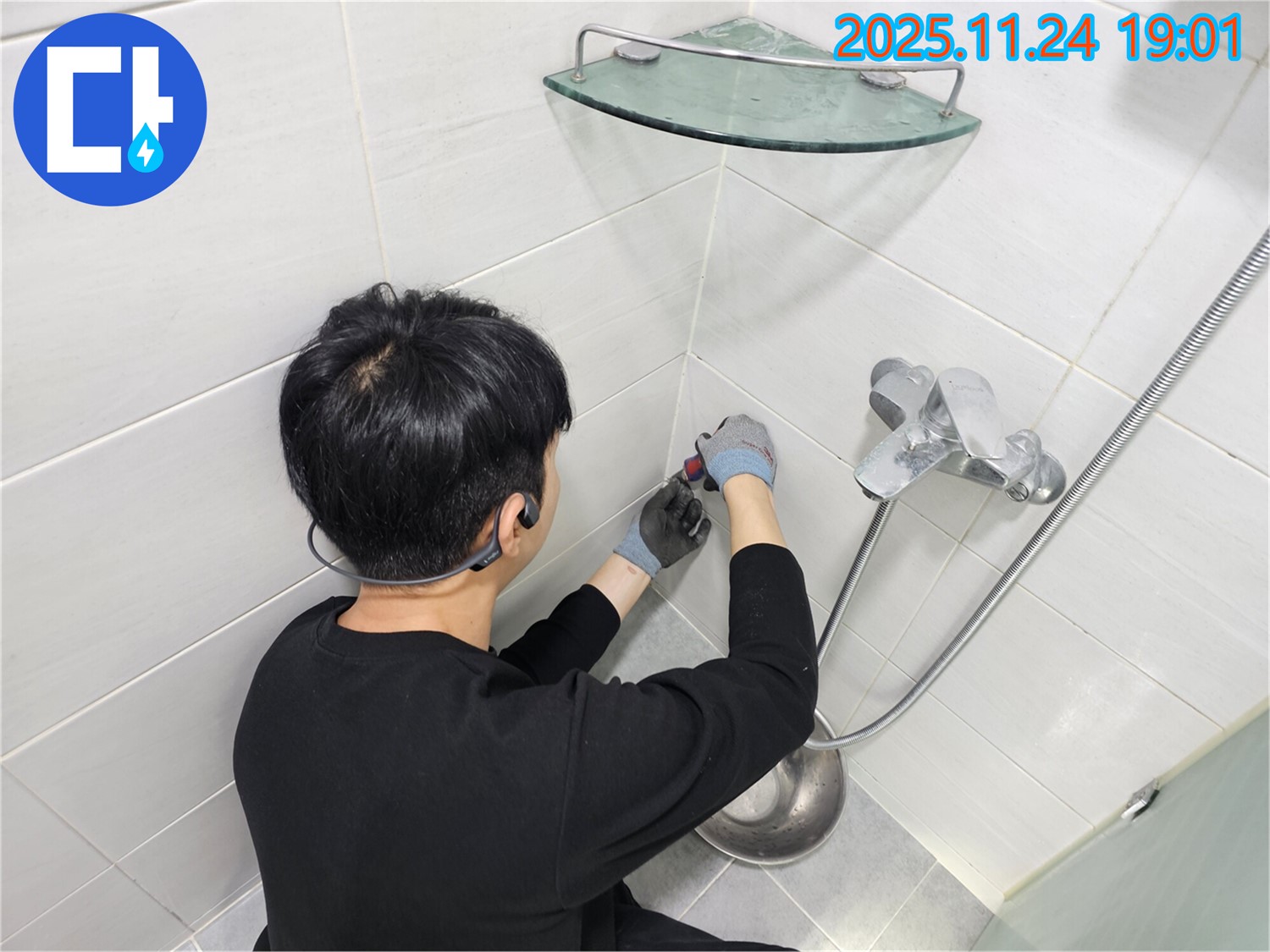 마포구 도화동 현대1차 아파트 샤워기 수전 자체 누수 - 노후된 수전을 새 제품으로 교체하여 누수 문제를 깔끔하게 해결했습니다.