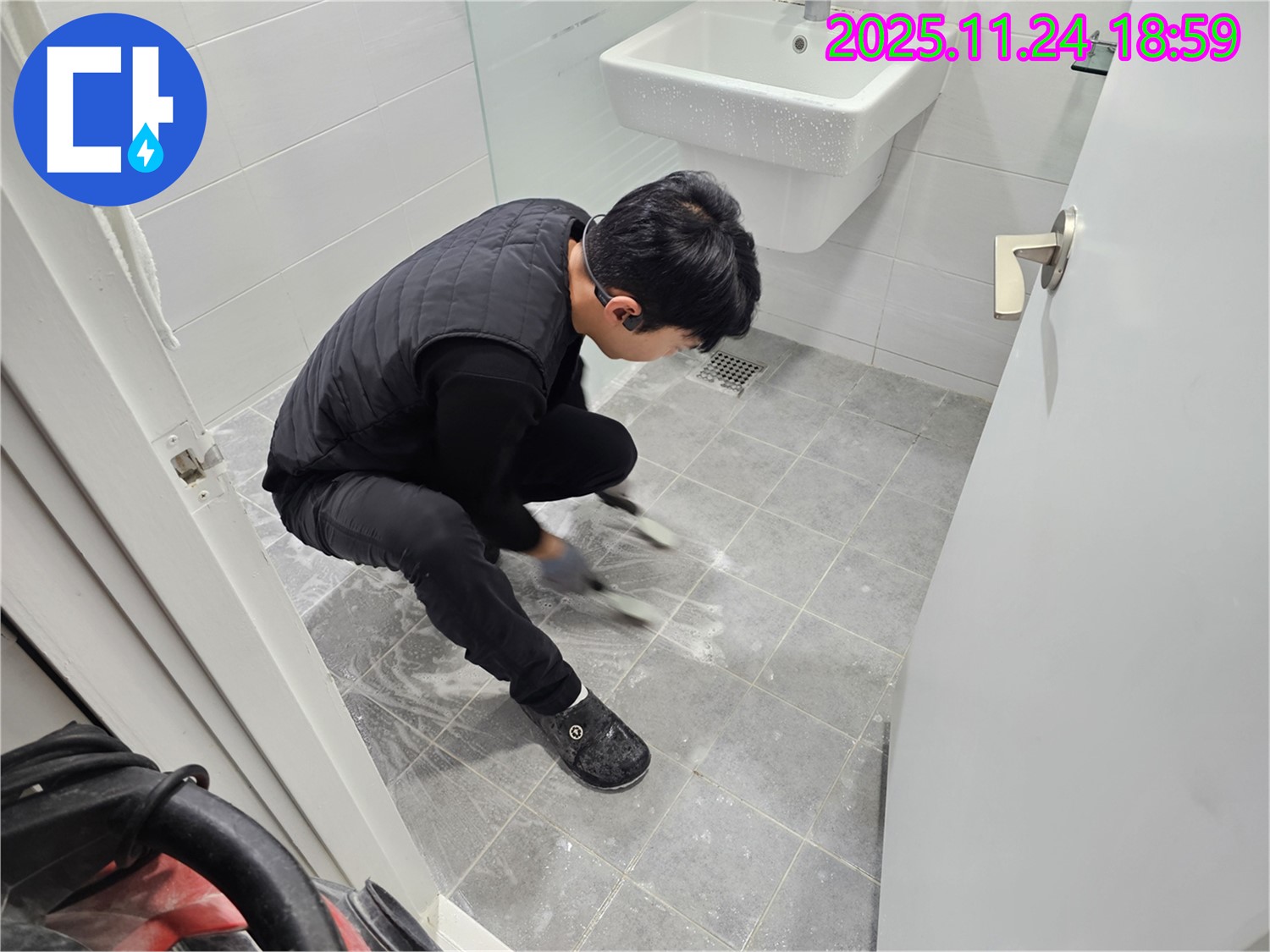 마포 도화 현대1차 아파트 욕실 바닥 타일 틈새 메꿈 후 방수 코팅 시공 - 꼼꼼한 시공으로 누수를 완벽하게 방어하고 쾌적한 욕실을 유지합니다.