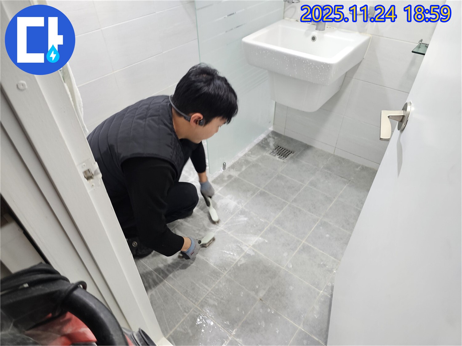 마포구 도화동 현대1차 아파트 욕실 - 곰팡이 제거 및 방수 청소 작업 중