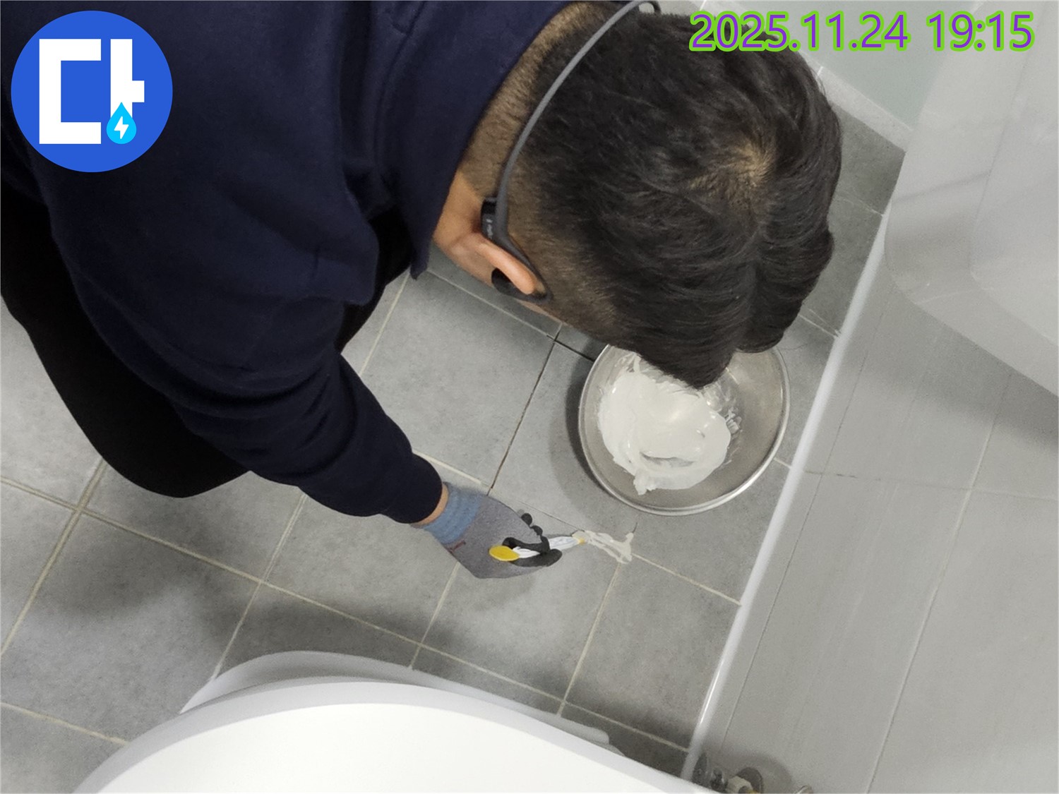 도화동 현대아파트 욕실 누수 - 타일 틈새 메꿈으로 간단하게 해결